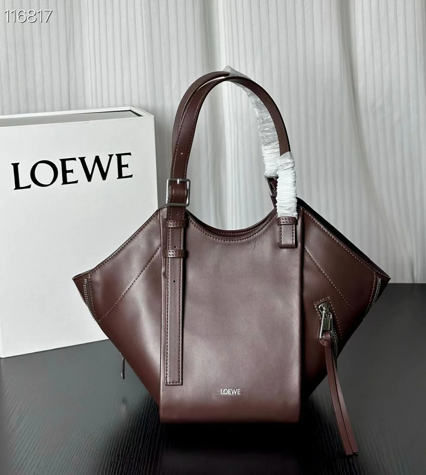 💰230包邮❗ LOEWE|松弛感大包 Hammock Flip吊床包 Hammock的升级版来咯 变得更时髦 更松弛了 肩带部分可以调节为腋下hobo背法 调短手拎也很方便☕️ 容量可以放下一个iPad Pro 出差 通勤没有问题 15x22.5x22cm:15x22.5x22cm 款号:7079 ❌不退不换慎重下单❌