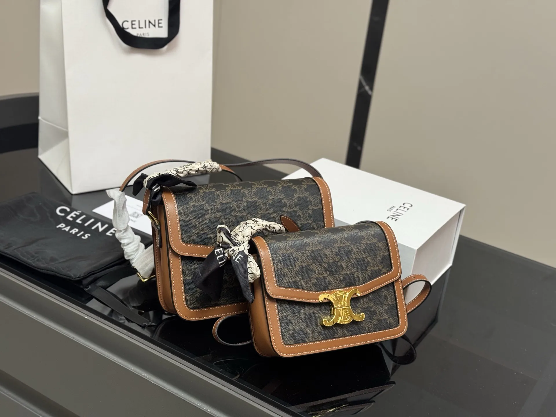 ¥180 ¥190 配折叠盒 尺寸:23cm*17(大) 19cm*15(小) 赛琳 凯旋门! 很高端!很高级! 很适合🈴️四季! ⚠️牛皮!牛皮!