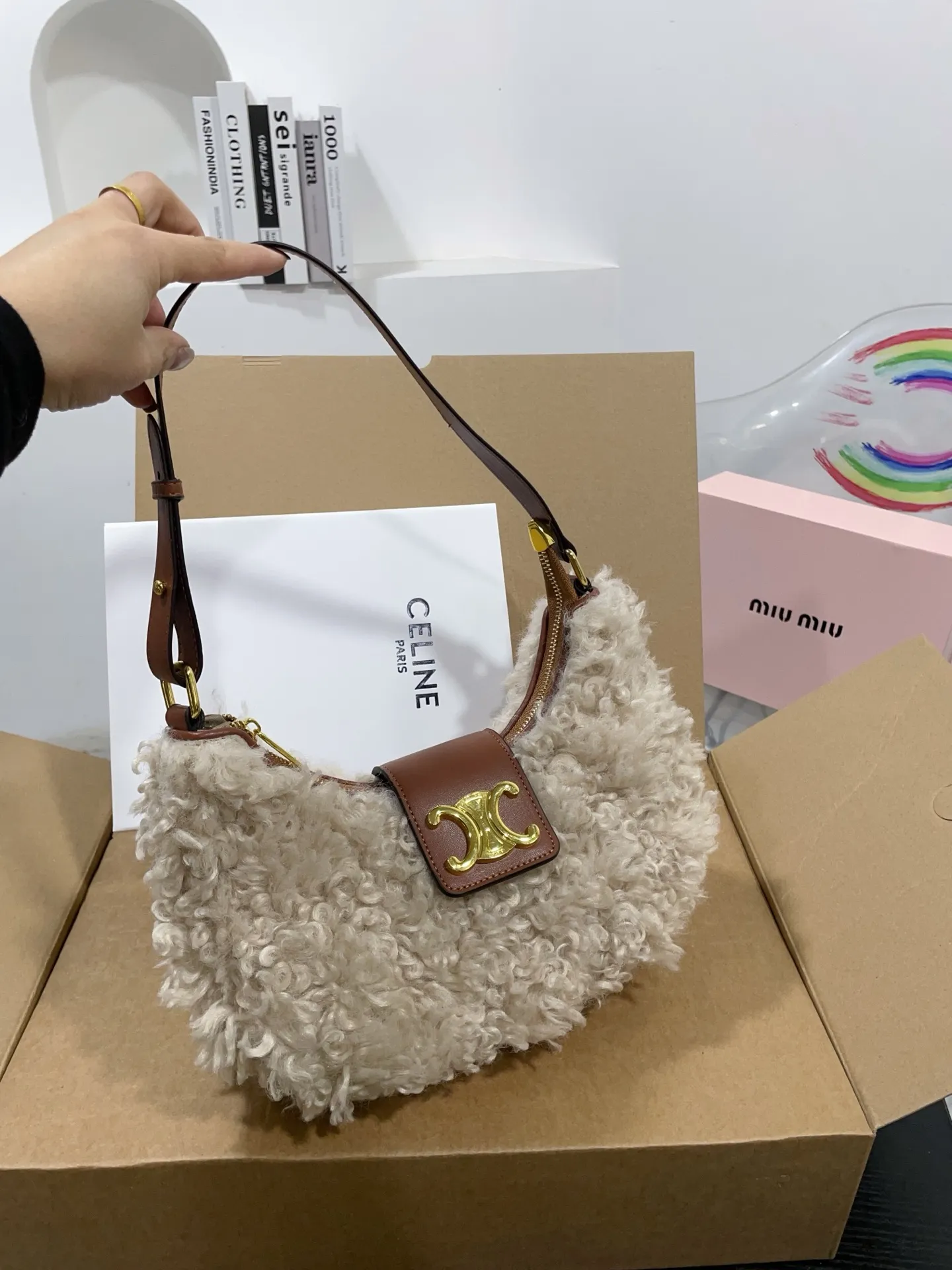 👑💰140💰配盒 赛琳原版羊羔毛hobo 红红火火恍恍惚惚出街啦~ 搭配衣服真的吼吼看~一秒时尚感千金风拉满红色也很显眼,好多场合都可以搭配 张元英同款~~~ 尺寸25cm