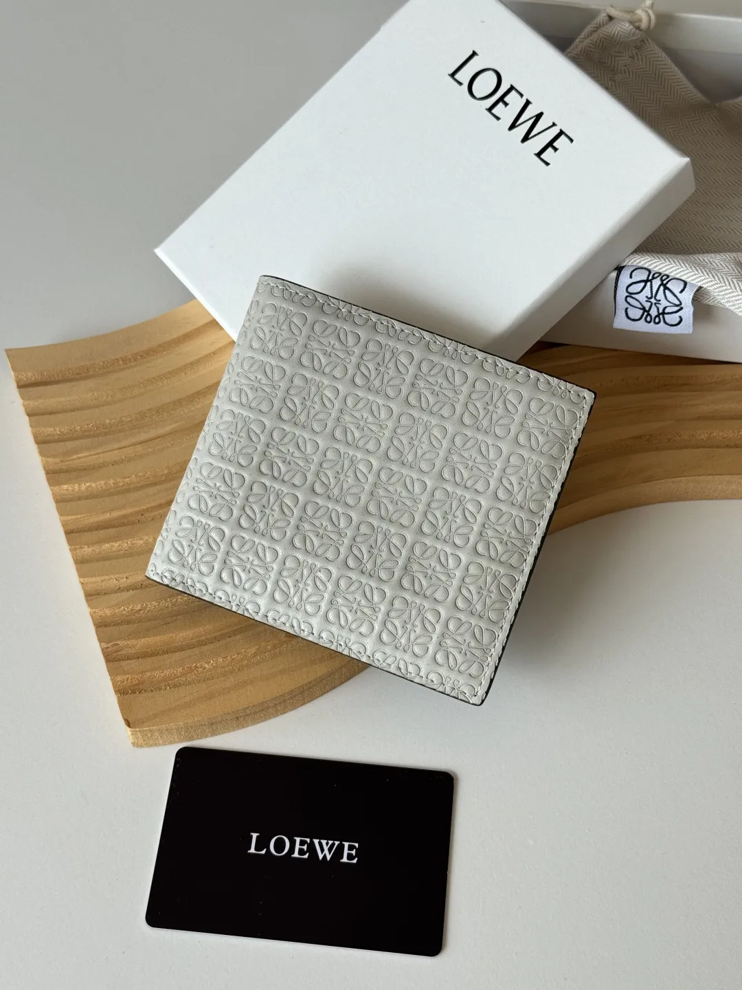 💰140包邮❗ 升级版 罗意威 loewe 牛皮压花 男士短款钱包 尺寸 ：11x10cm 型号 ：L1137 罗意威 Puzzle 几何牛皮钱包绵密的手感， 很有质感男女通用
