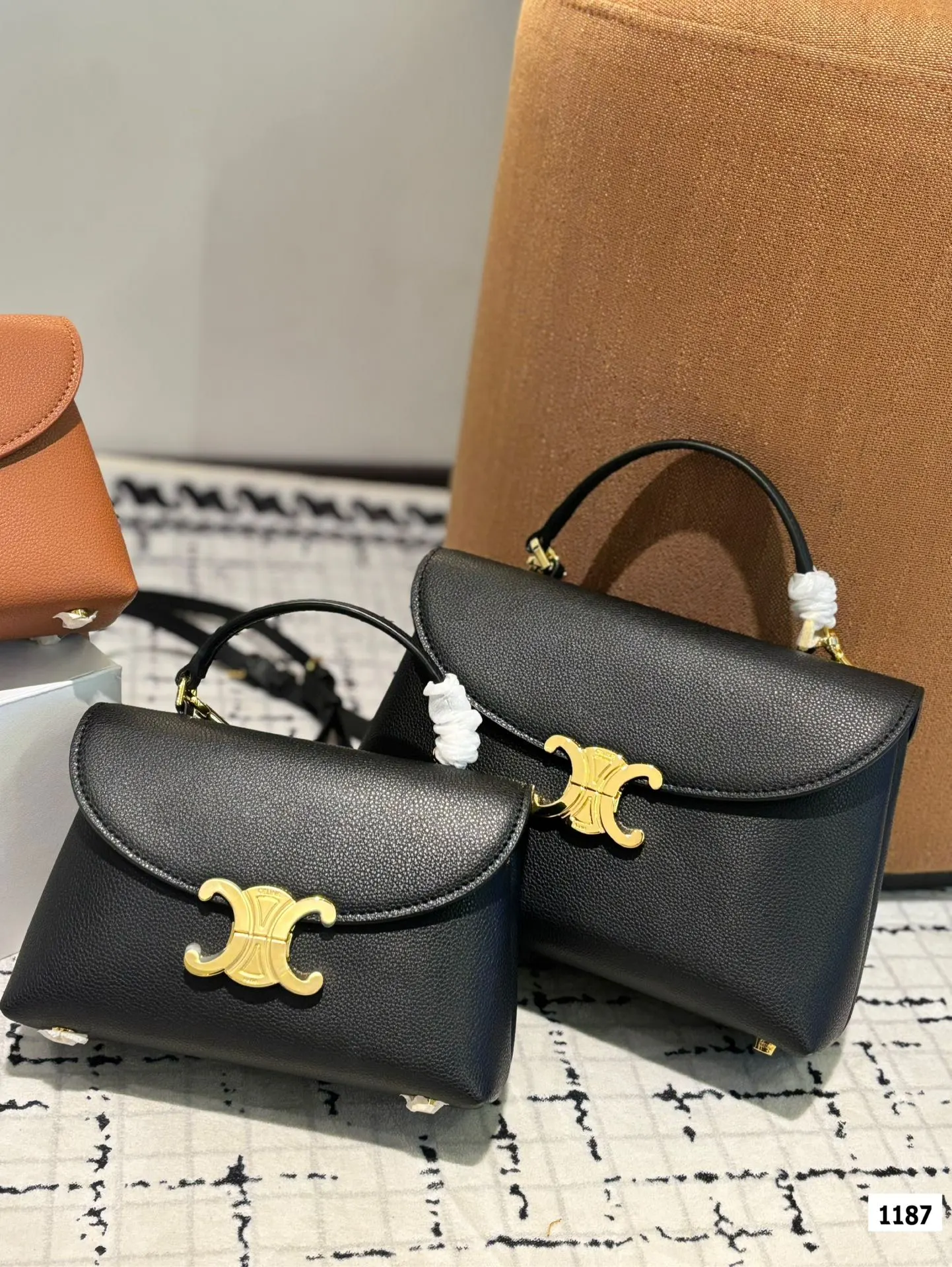 P185-p175 配盒子 Celine一眼心动V赛琳最新款凯旋门] 赛琳最新款凯旋门手提包 长方形的轮廓复古感满满~ 随便穿什么搭配这个包都是高级风 尺寸：25 18 20 14