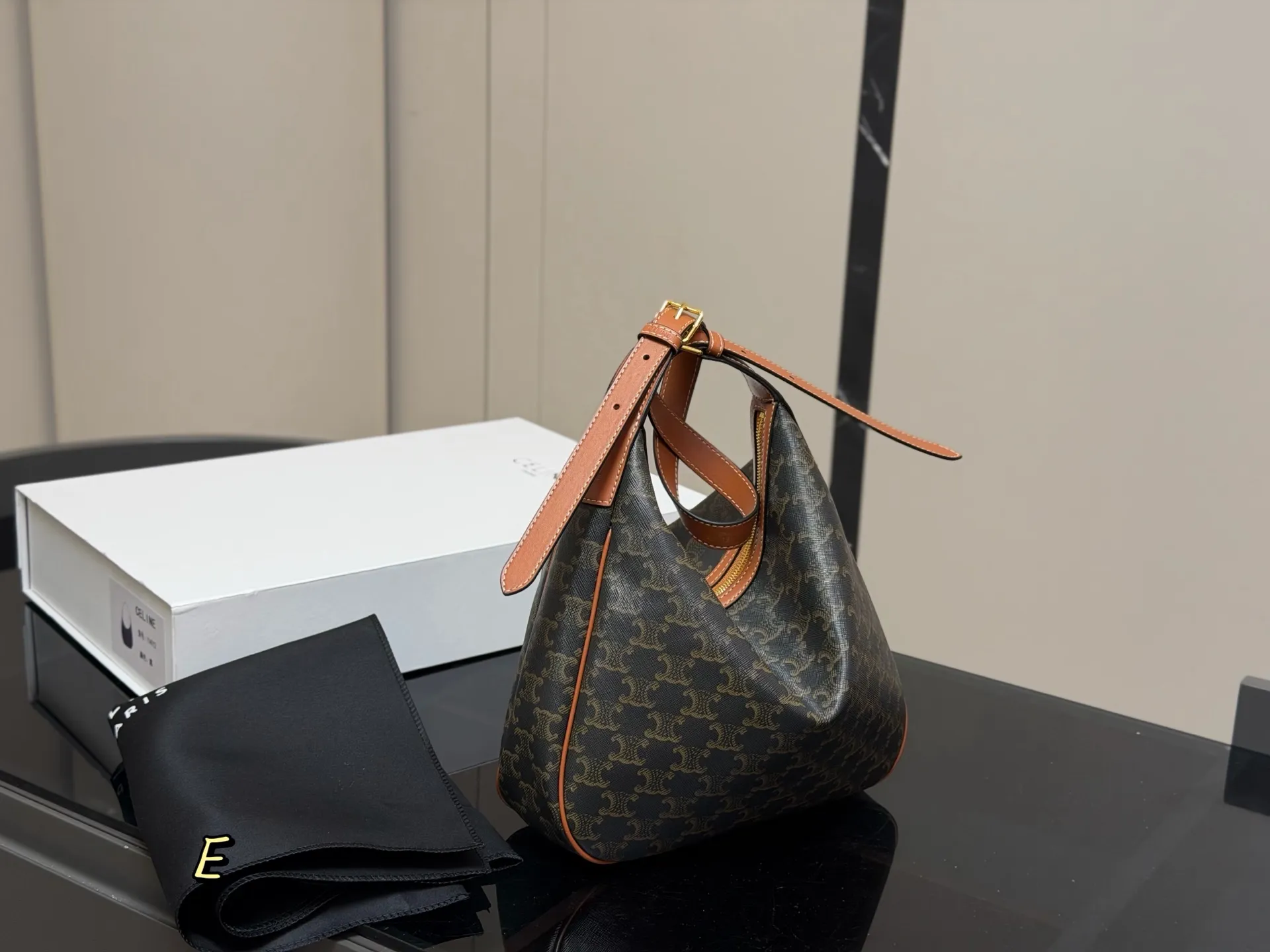 ¥185 配折叠盒 size:29.27cm celine 赛琳新品发布hobo腋下托特 延续凯旋门 复古斜挎 , 耐看经典一点都不老