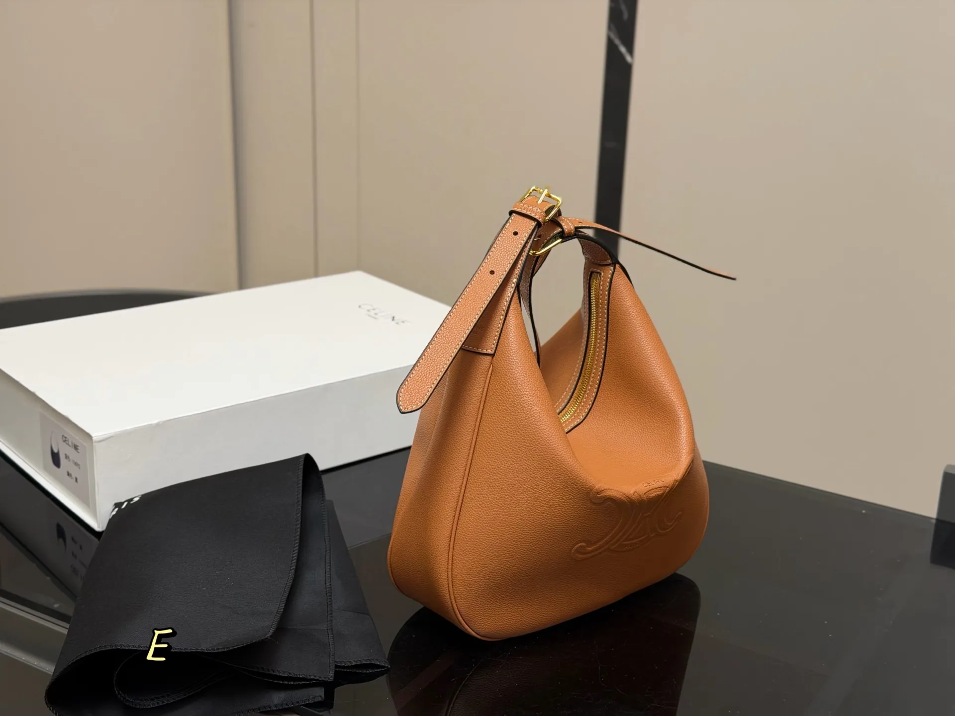 ¥185 配折叠盒 size:29.27cm celine 赛琳新品发布hobo腋下托特 延续凯旋门 复古斜挎 , 耐看经典一点都不老