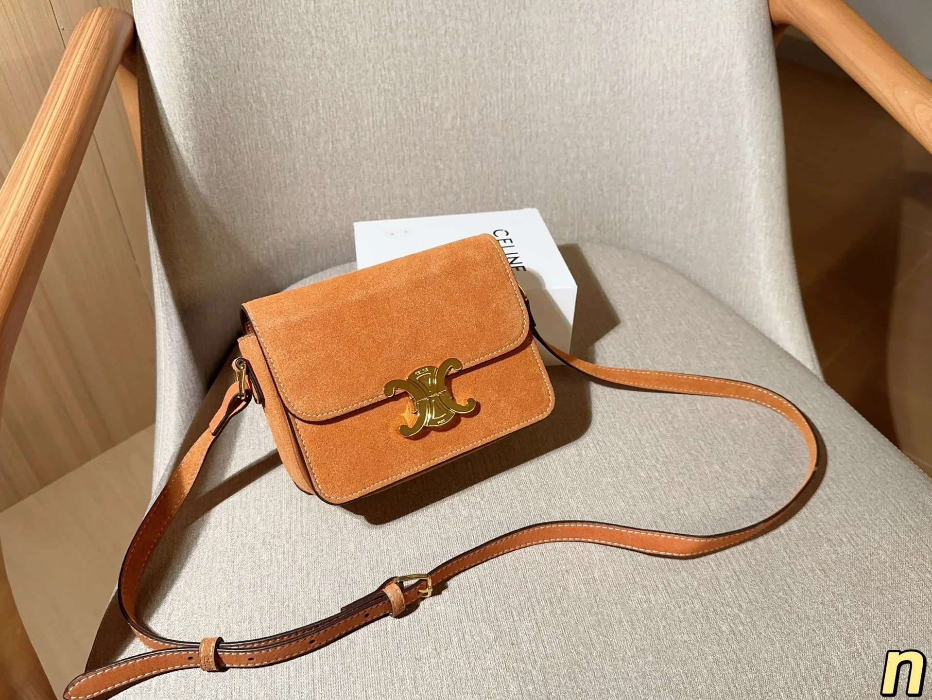 💰170 赛琳Celine 经典麂皮绒凯旋门豆腐包 尺寸18cm 礼盒包装🎁