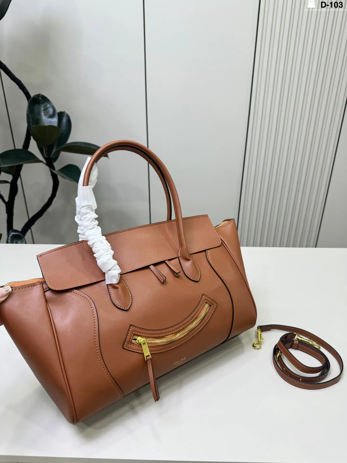 💰p200 D-103尺寸36×22 CELINE 赛琳New Luggage 手袋笑脸包 通勤休闲都很适合。 手提斜挎都OK,实用又优雅,CELINE经典