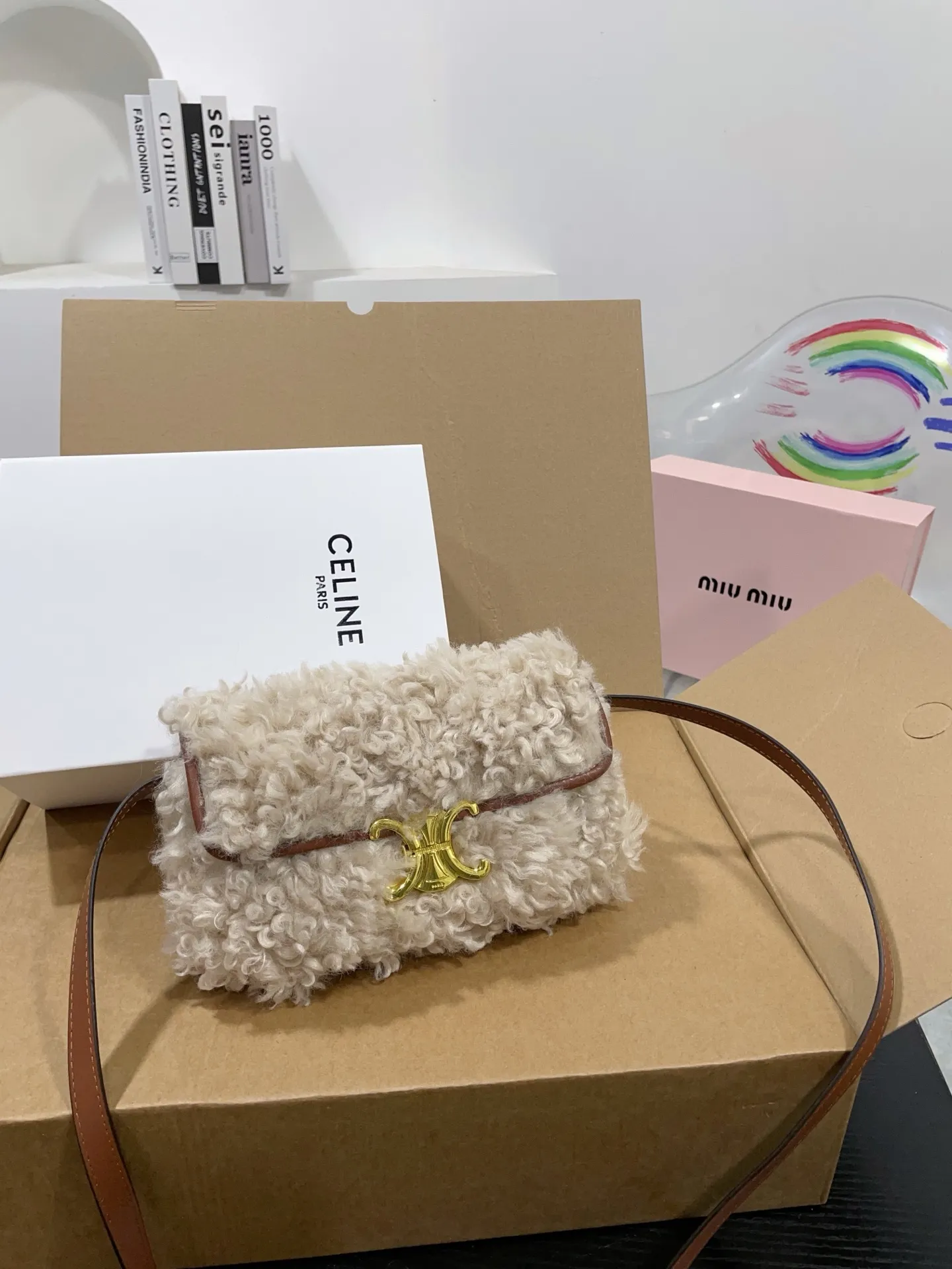 👑💰130💰配盒 赛琳原版羊羔毛hobo 红红火火恍恍惚惚出街啦~ 搭配衣服真的吼吼看~一秒时尚感千金风拉满红色也很显眼,好多场合都可以搭配 张元英同款~~~ 尺寸21cm