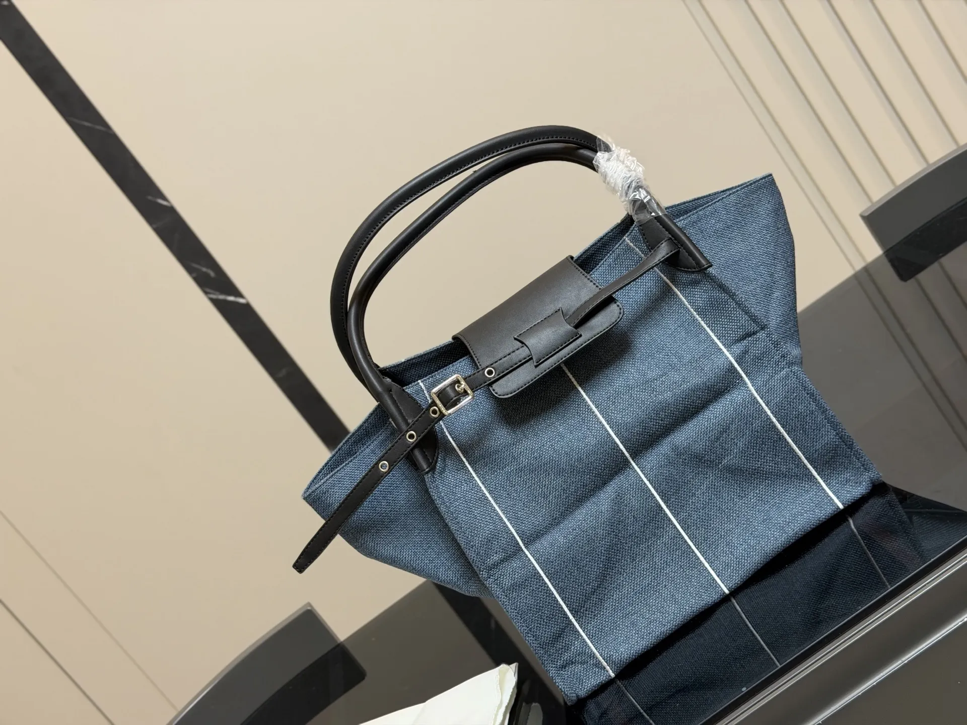 ¥130 赛琳 belt bag鲶鱼包, 简洁的线条, 柔软包的身, 牛皮🐂品质! 成为经典款IT bag之一 尺寸:32.31cm