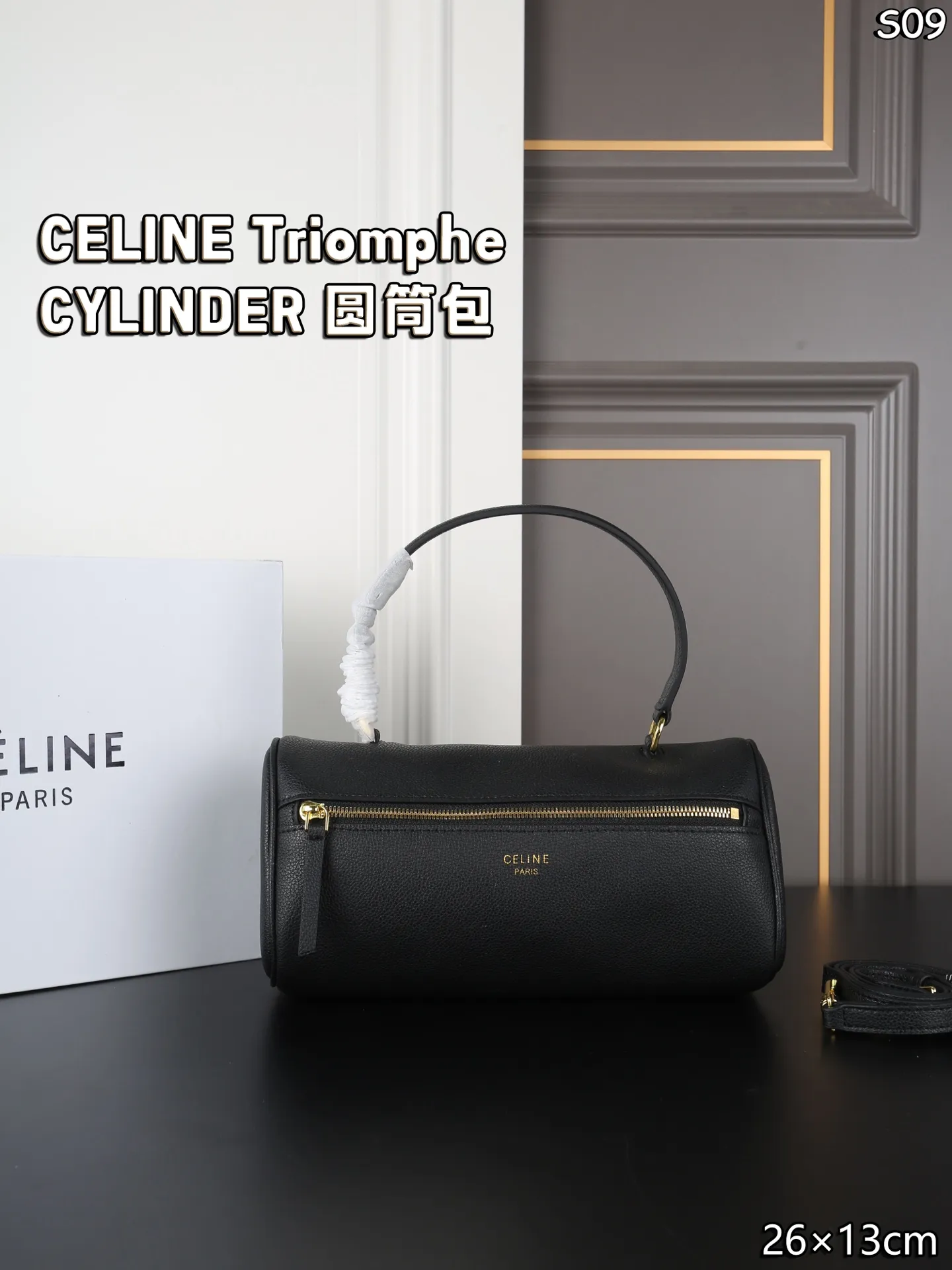 P155 折叠盒 CELINE赛琳 Triomphe CYLINDER 圆筒包 手提包 CELINE家族新成员 CYLINDER圆柱体手提包 轻便舒适 经典配色 🉑手拎🉑肩背 简直是深得我心 自重特别轻便的同时包型也都别出心裁 像这款长手柄的CYLINDER我都能想象到秋冬了手腕在驼色羊绒大衣上会有多么的精彩绝伦 尺寸:26×13