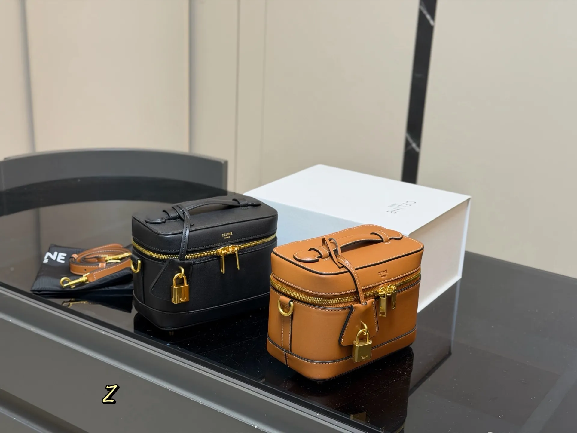 ¥190 配折叠盒 赛琳CELINE 复古斜挎包 真的很有气质的款式容量是我喜欢的 不大却很能装质感不用多说 真的很华丽漂亮和实用兼顾无须多言 尺寸:18.13cm