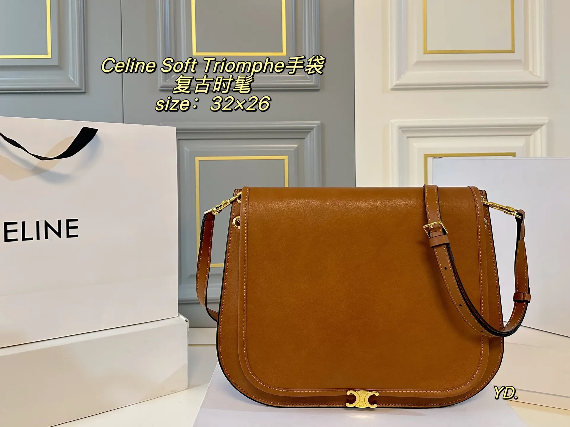 P210(折叠盒) size:32×26 Celine 赛琳新款Soft Triomphe 手袋💕 圆弧形底部造型,俏皮可爱! 金属凯旋门吸扣开合,质感高级~ 肩带可调节,斜挎or单肩随心切换 法式慵懒风轻松拿捏,复古又时髦🆒