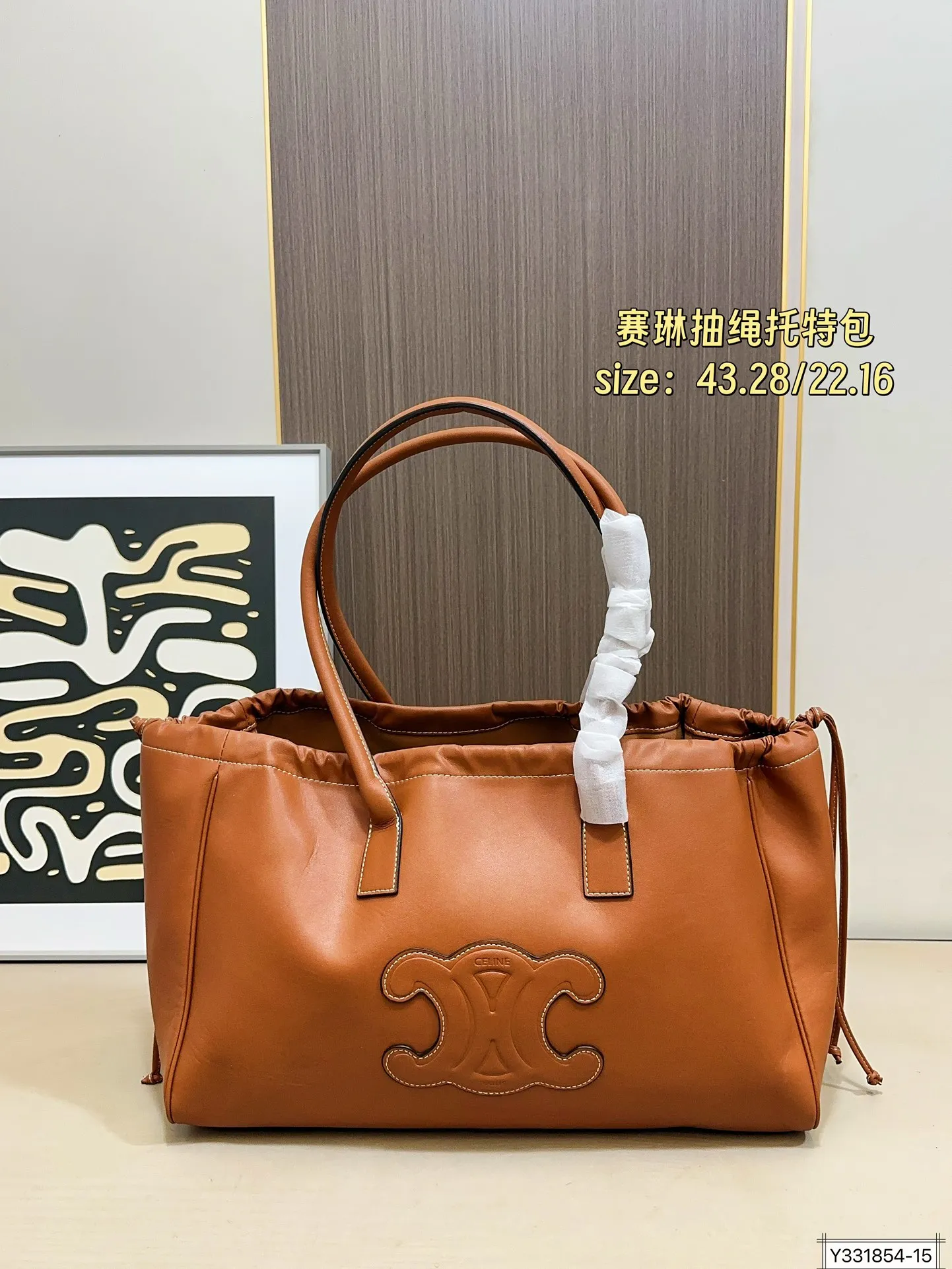 大号💰170 小号💰155 赛琳CELINE CABAS抽绳托特包CELINE 新出 手腕可随意弯曲，秋冬搭大衣也妥妥滴！随手拍都很高级～手提着真的太可爱优雅了。 尺寸：43 28/22.16