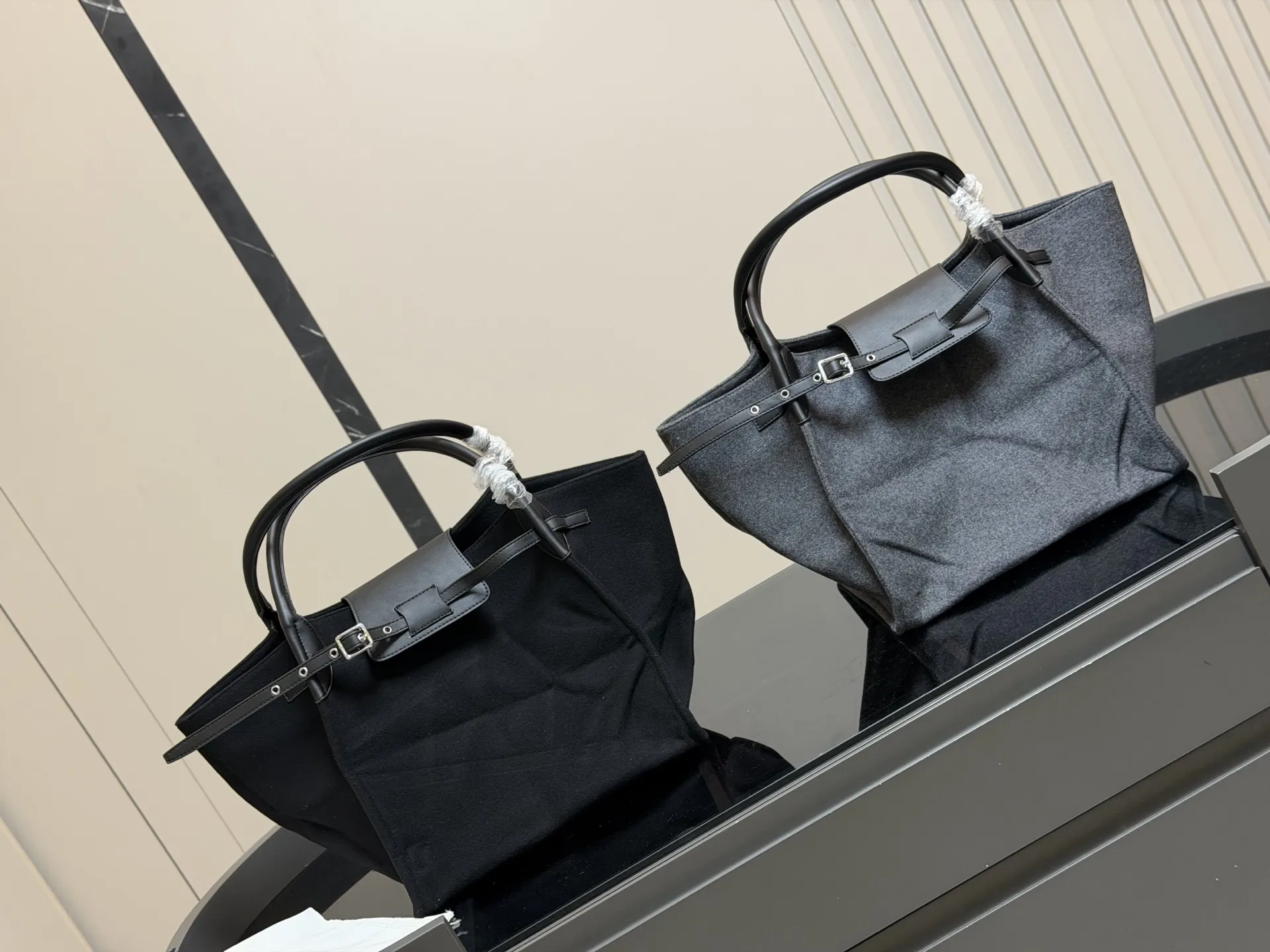 &yen;130 赛琳 belt bag鲶鱼包， 简洁的线条， 柔软包的身， 牛皮🐂品质！ 成为经典款IT bag之一 尺寸：32.31cm