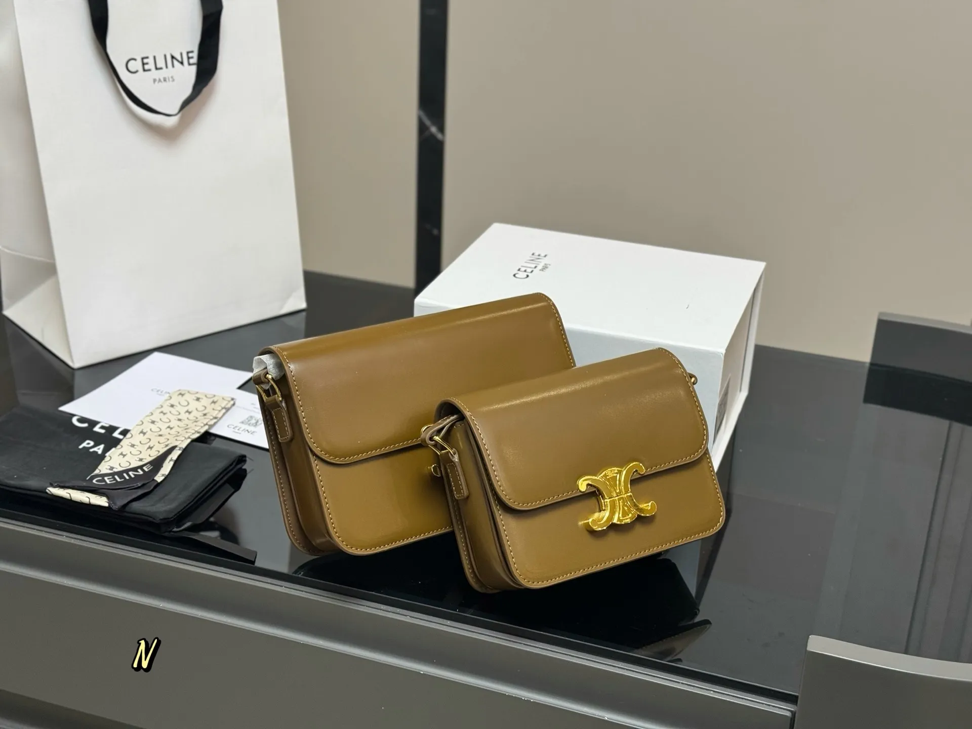 &yen;185 &yen;195 配折叠盒 尺寸：23cm*17（大） 19cm*15（小） 赛琳 凯旋门！ 很高端！很高级! 很适合🈴️四季！ ⚠️牛皮！牛皮！