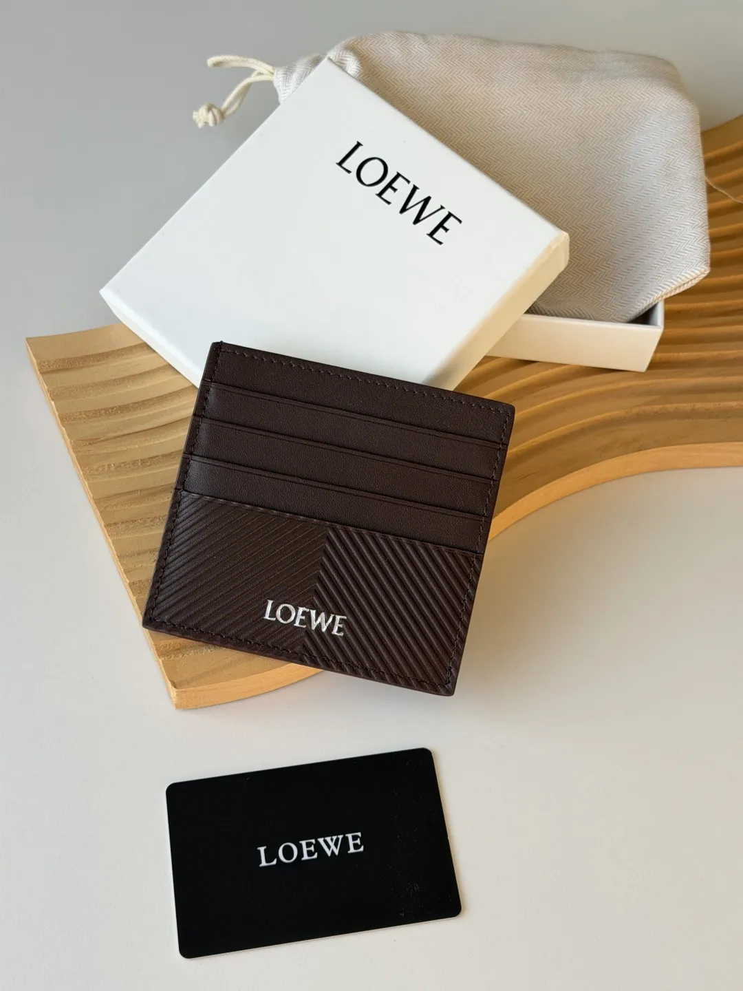 💰125包邮❗ 升级版2025 Loewe罗意威新款卡片包 信用卡 小零钱 水波纹牛皮 相比老款精致啦不止一点点呀~~配盒、防尘袋！ 情人节选这种小配饰也不错 ~~ 款号：Ｌ1149 尺寸：10*7.5cm