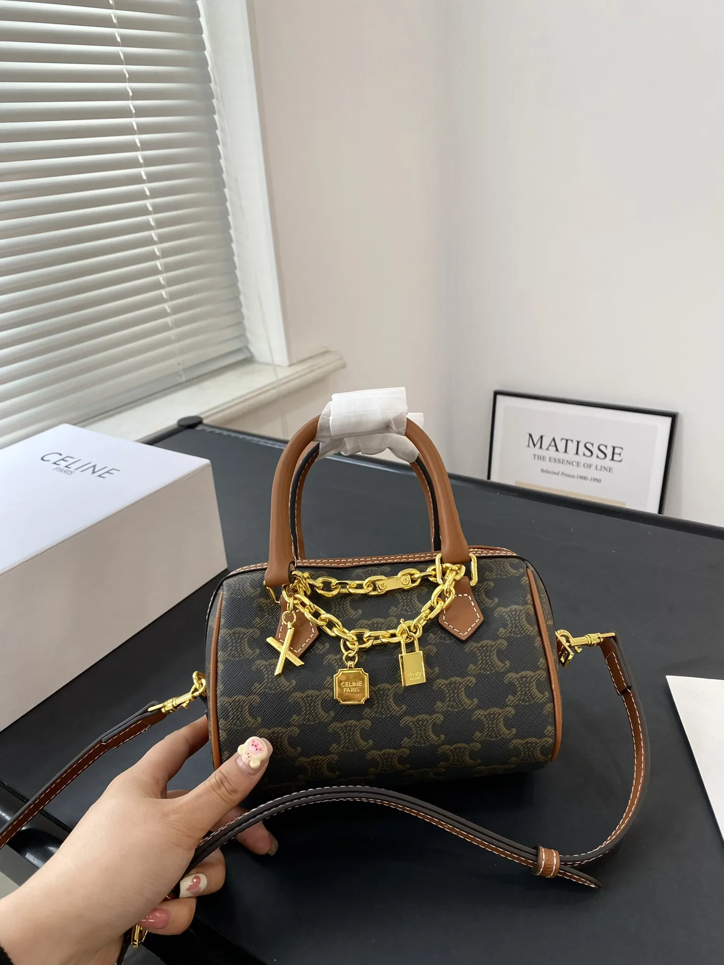 🅿️130配礼盒✅🔜 【尺寸】14*10 赛琳迷你枕头CELINE的 凯旋门系列 TRIOMPHE BOSTON 波士顿包，据说它是以前美国波士顿大学生很喜欢用的一种提包，因此得名。 波士顿包有两个重要特点，一个是便干携带、 一个是不论包里是塞满东西或者空着、半满，包包外形都依然坚挺，给人一种扎实、稳固的感觉～#Celine #复古穿搭6569