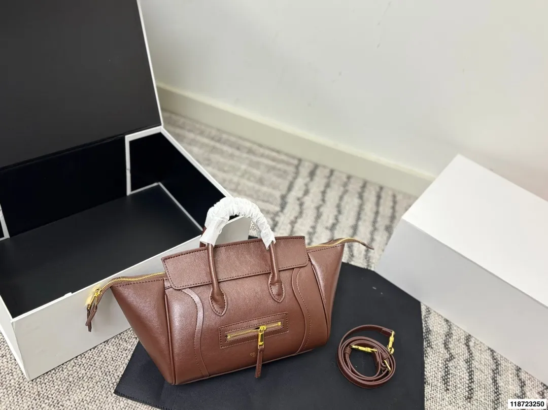 p240 尺寸25&times;19折叠盒 CELINE 赛琳New Luggage 手袋笑脸包 通勤休闲都很适合。 手提斜挎都OK，实用又优雅，CELINE经典