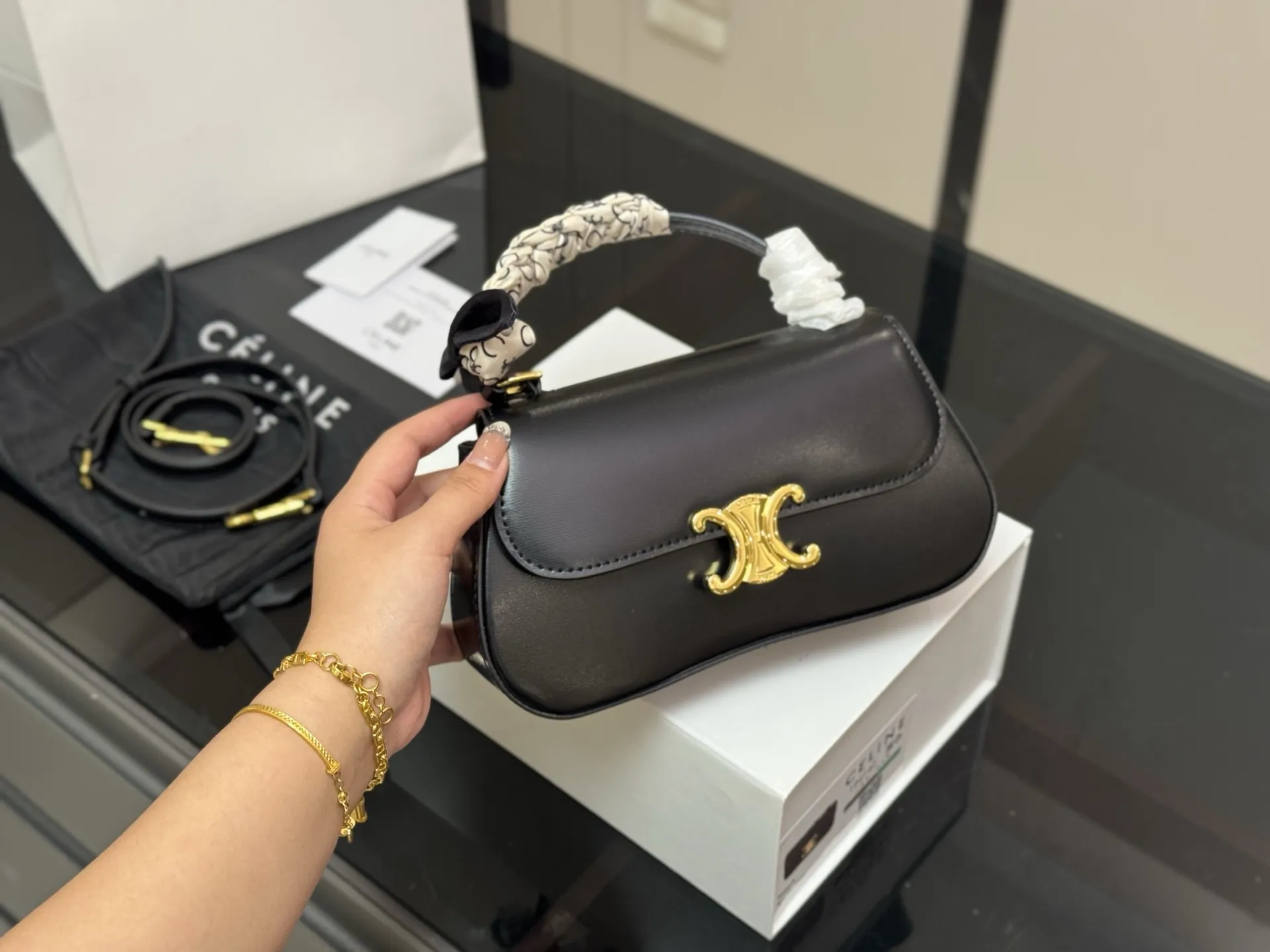 &yen;160 配折叠盒 size：22*12cm celine 超美腋下包 凯旋门 ⚠️升级版 重新出货 复古性感百搭小包 赛琳不容错过！！ ⚠️牛皮皮质 这个冬天您离不开它！