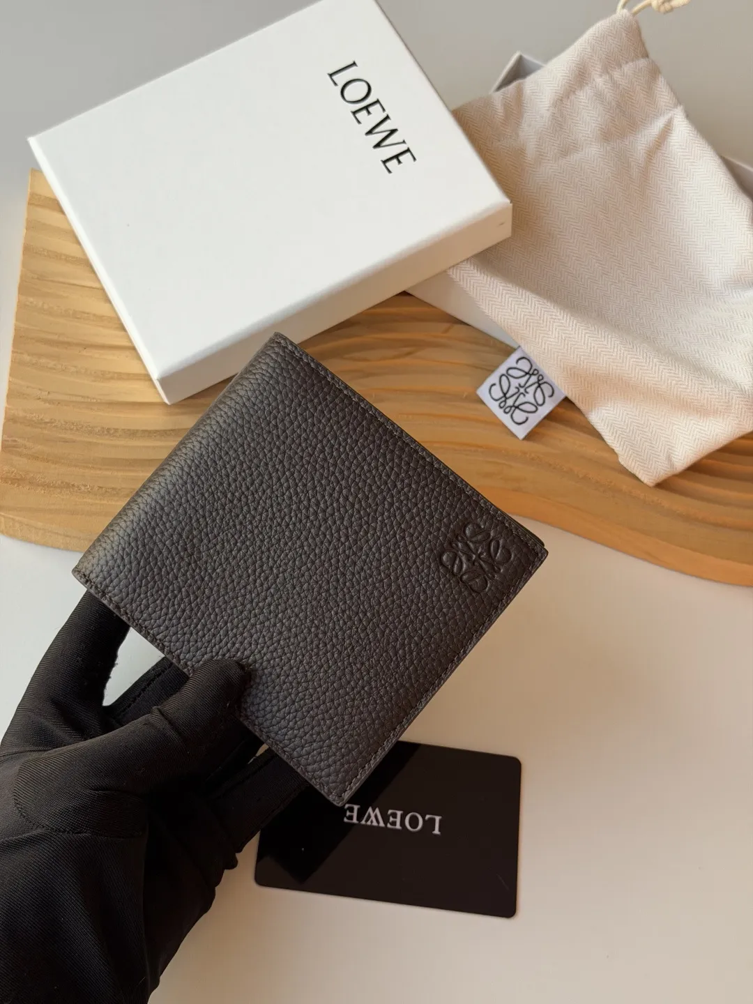 💰140包邮❗ 升级版 罗意威 loewe 荔枝纹牛皮 颗粒饱满 男士短款钱包 尺寸 :11x10cm 型号 :L1147 罗意威 Puzzle 几何牛皮钱包绵密的手感, 很有质感男女通用