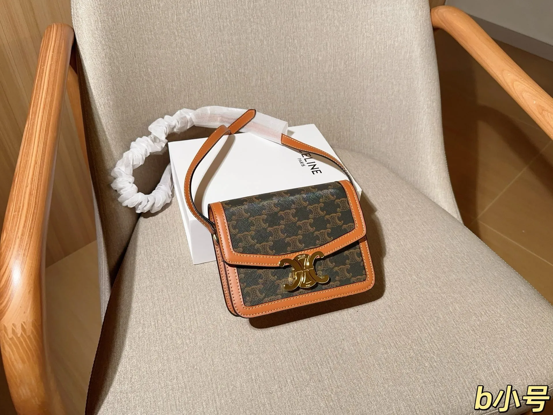 💰140 小号 赛琳Celine 经典凯旋门老花豆腐包 尺寸18cm 礼盒包装🎁