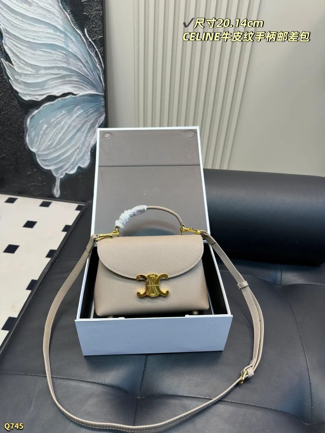💰175配折叠盒 尺寸20.14cm 赛琳CELINE|粒面牛皮🤎Teen Nino手柄邮差 TEEN NINO手袋👜采用天然粒面小牛皮材质 触感柔软且保留天然纹理,耐用不易变形 内里为Napa羊皮 搭配金色Triomphe金属锁扣,整体呈现低调奢华的棕褐色 配备顶部短手柄和可拆卸可调肩带 支持手拎、肩背或斜挎多种背法 包内结构包含两个主隔层 两个内贴袋和一个中央拉链袋 兼顾优雅与实用性