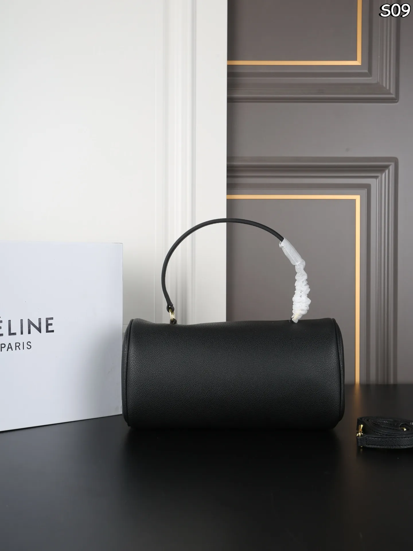 P155 折叠盒 CELINE赛琳 Triomphe CYLINDER 圆筒包 手提包 CELINE家族新成员 CYLINDER圆柱体手提包 轻便舒适 经典配色 🉑手拎🉑肩背 简直是深得我心 自重特别轻便的同时包型也都别出心裁 像这款长手柄的CYLINDER我都能想象到秋冬了手腕在驼色羊绒大衣上会有多么的精彩绝伦 尺寸:26×13