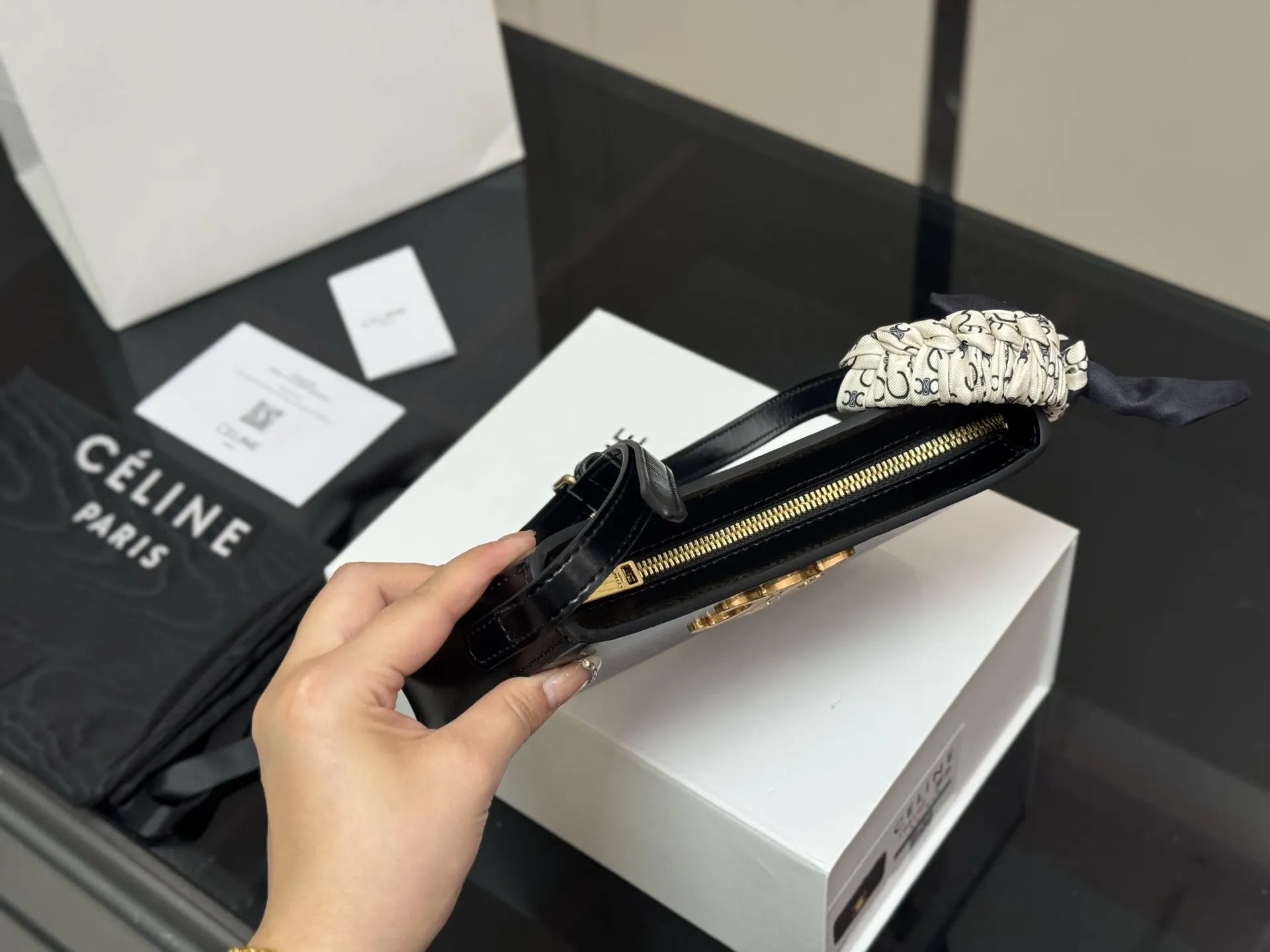 ¥160 配盒 size:23*13cm celine tilly 好看又好用的包 2025新款小可爱Tilly 复古性感百搭小包 赛琳不容错过!! ⚠️牛皮皮质