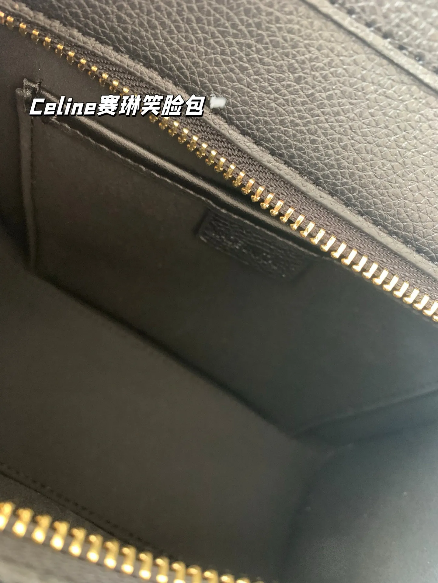 大P190 小P185 作为造型独特、极具辨识度的包包， Celine赛琳&mdash;笑脸包 无疑凭借其囧脸造型赢得众多关注。 Celine凭借这款笑脸包冲出欧洲，一跃成为一时最火的品牌尺寸26&times;25/20&times;20折叠盒