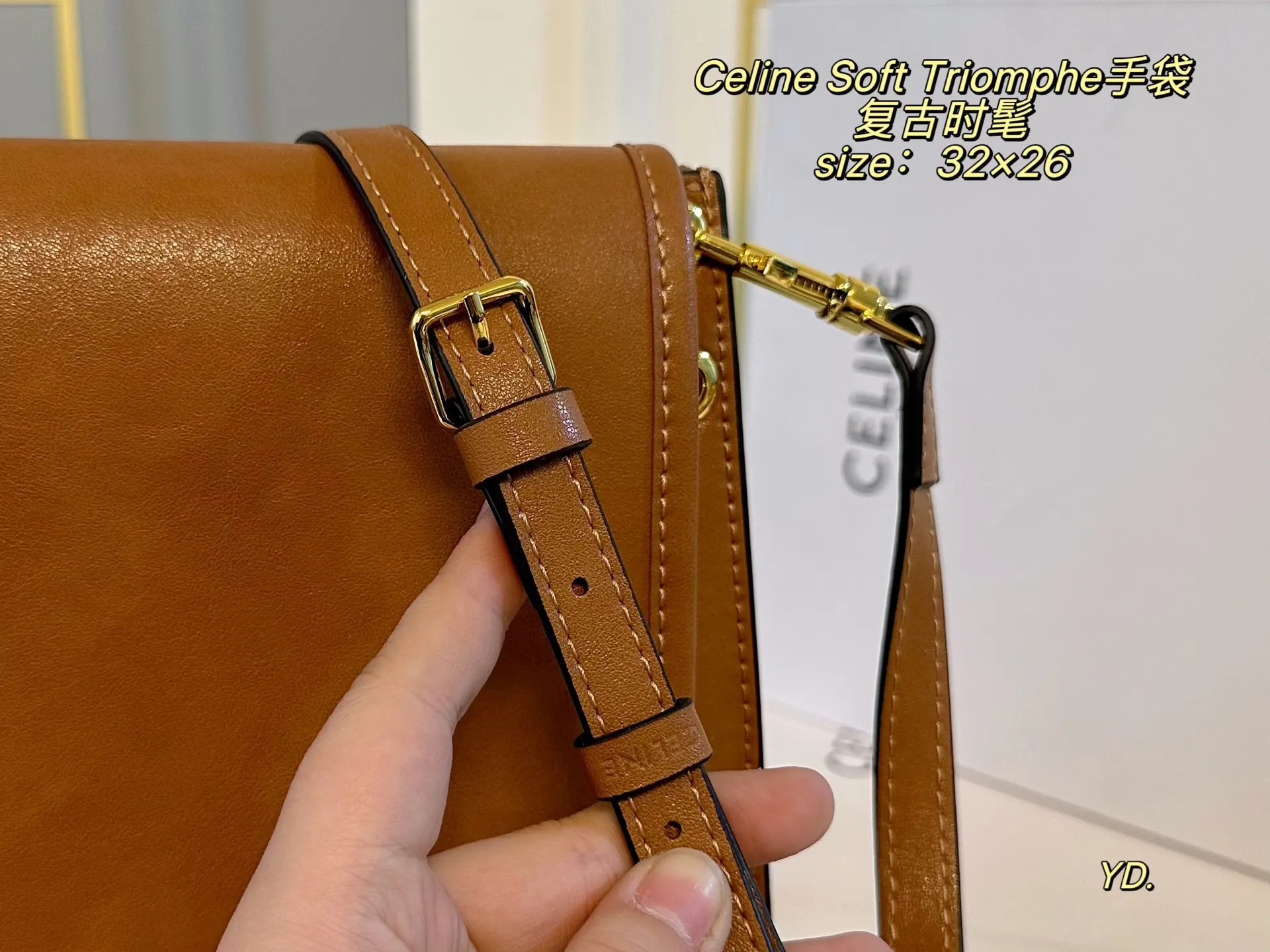 P210(折叠盒) size:32×26 Celine 赛琳新款Soft Triomphe 手袋💕 圆弧形底部造型,俏皮可爱! 金属凯旋门吸扣开合,质感高级~ 肩带可调节,斜挎or单肩随心切换 法式慵懒风轻松拿捏,复古又时髦🆒