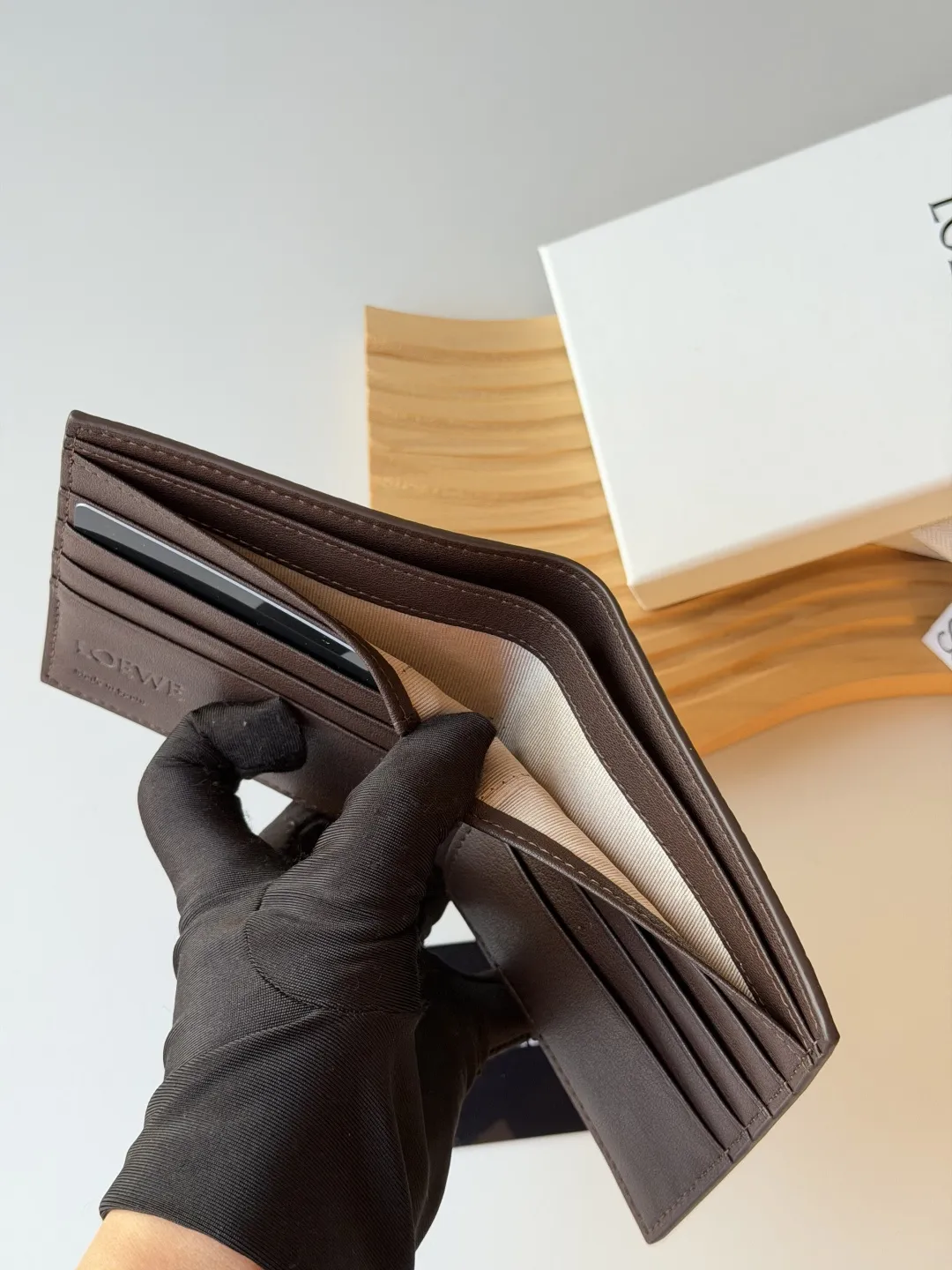 💰140包邮❗ 升级版 罗意威 loewe 荔枝纹牛皮 颗粒饱满 男士短款钱包 尺寸 :11x10cm 型号 :L1147 罗意威 Puzzle 几何牛皮钱包绵密的手感, 很有质感男女通用