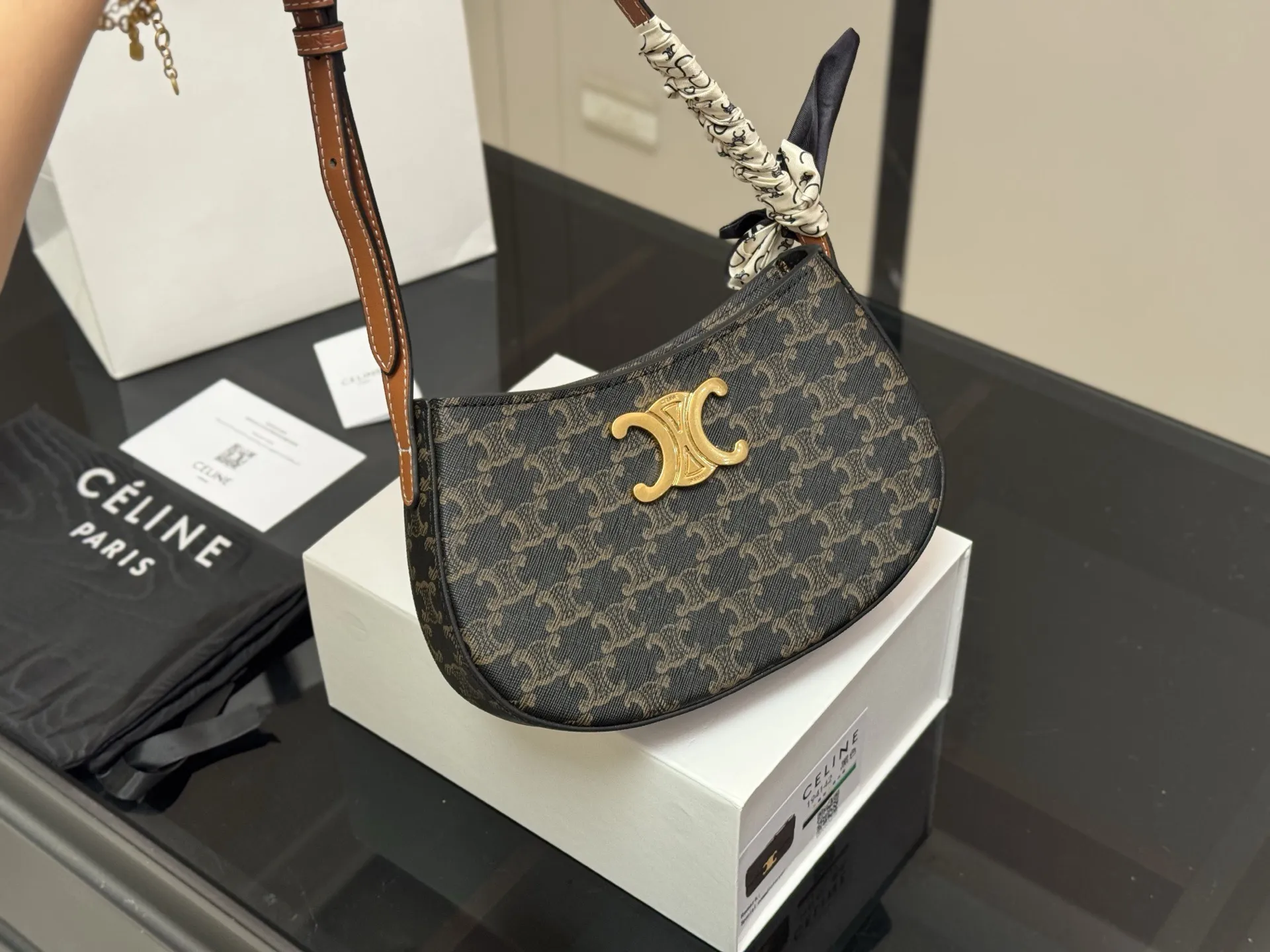 ¥160 配盒 size:23*13cm celine tilly 好看又好用的包 2025新款小可爱Tilly 复古性感百搭小包 赛琳不容错过!! ⚠️牛皮皮质