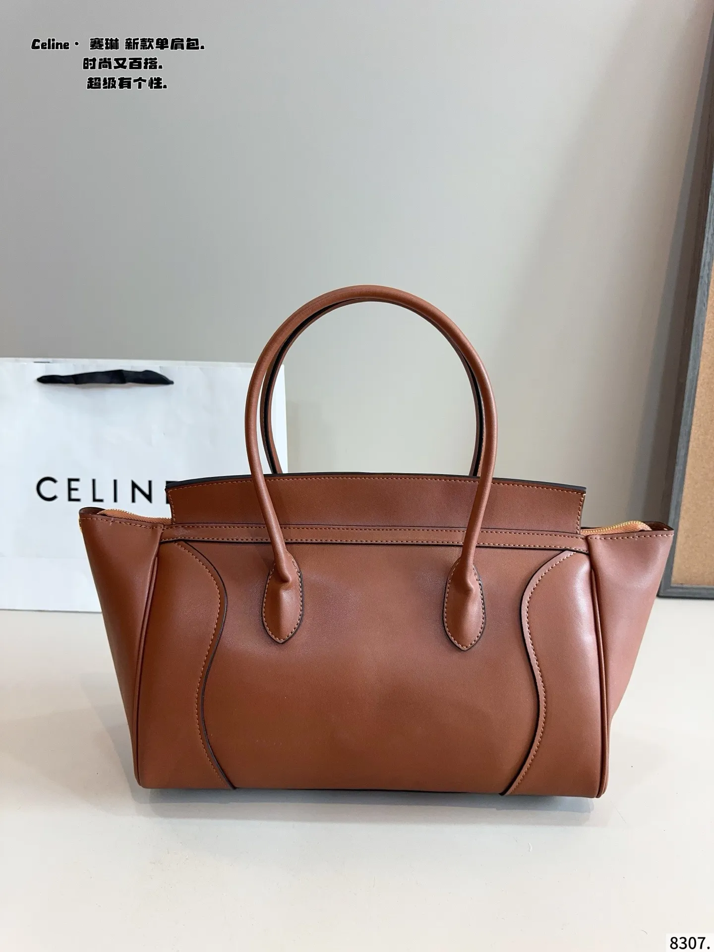 p205 赛琳 CELINE Luggage 手提包 🧸看腻了 老花的集美们看这里!🧸 赛琳链条包 我太喜欢新款包型啦!很实用 日常通勤休闲风都能搭!尺寸:36*16*29cm