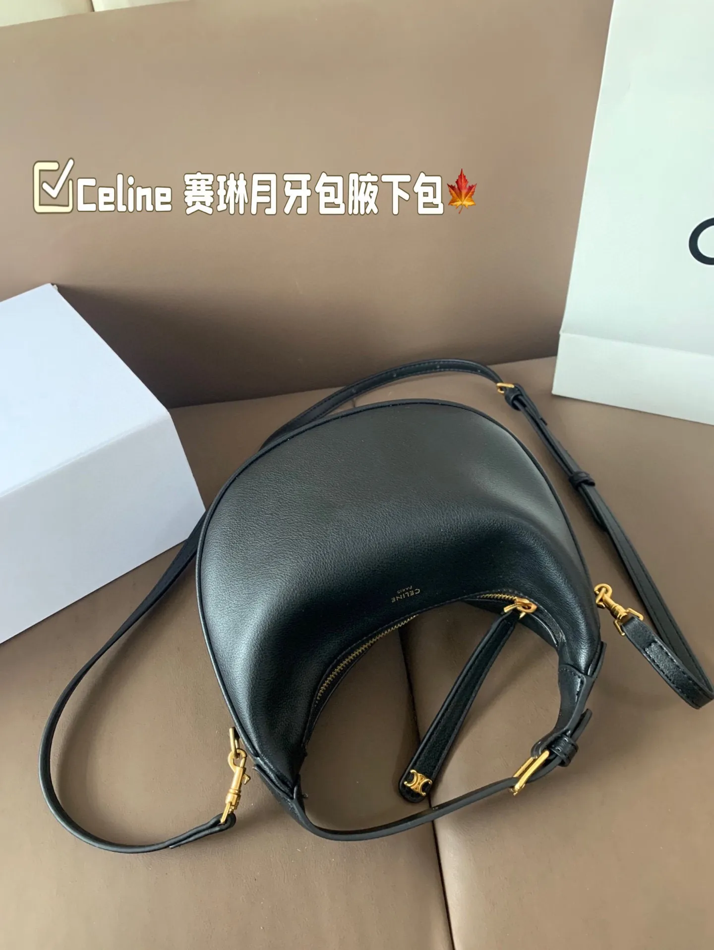 P150 size:22*15 Celine 赛琳最新款腋下包💕 小巧优雅的月牙🌙形轮廓, 上身都是休闲感,真的太🔥了! 容量可以满足当下出门需求, 夏天很方便的一款,超百搭‼️