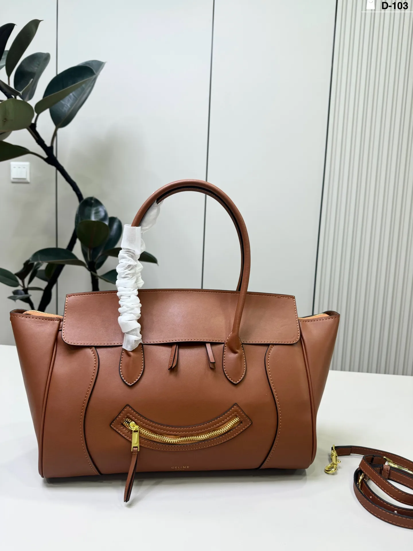 💰p200 D-103尺寸36&times;22 CELINE 赛琳New Luggage 手袋笑脸包 通勤休闲都很适合。 手提斜挎都OK，实用又优雅，CELINE经典