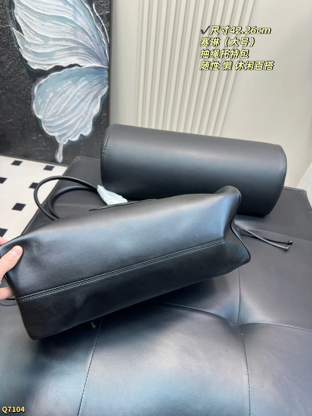 💰170 尺寸42.26(大号) 赛琳凯旋门浮雕tote✨celine包包 超火爆的光滑牛皮抽绳包!! 复古焦糖色,四季百搭。手拎肩背无敌了!柔软牛皮质感满分!超级推荐👏 容量不容小觑