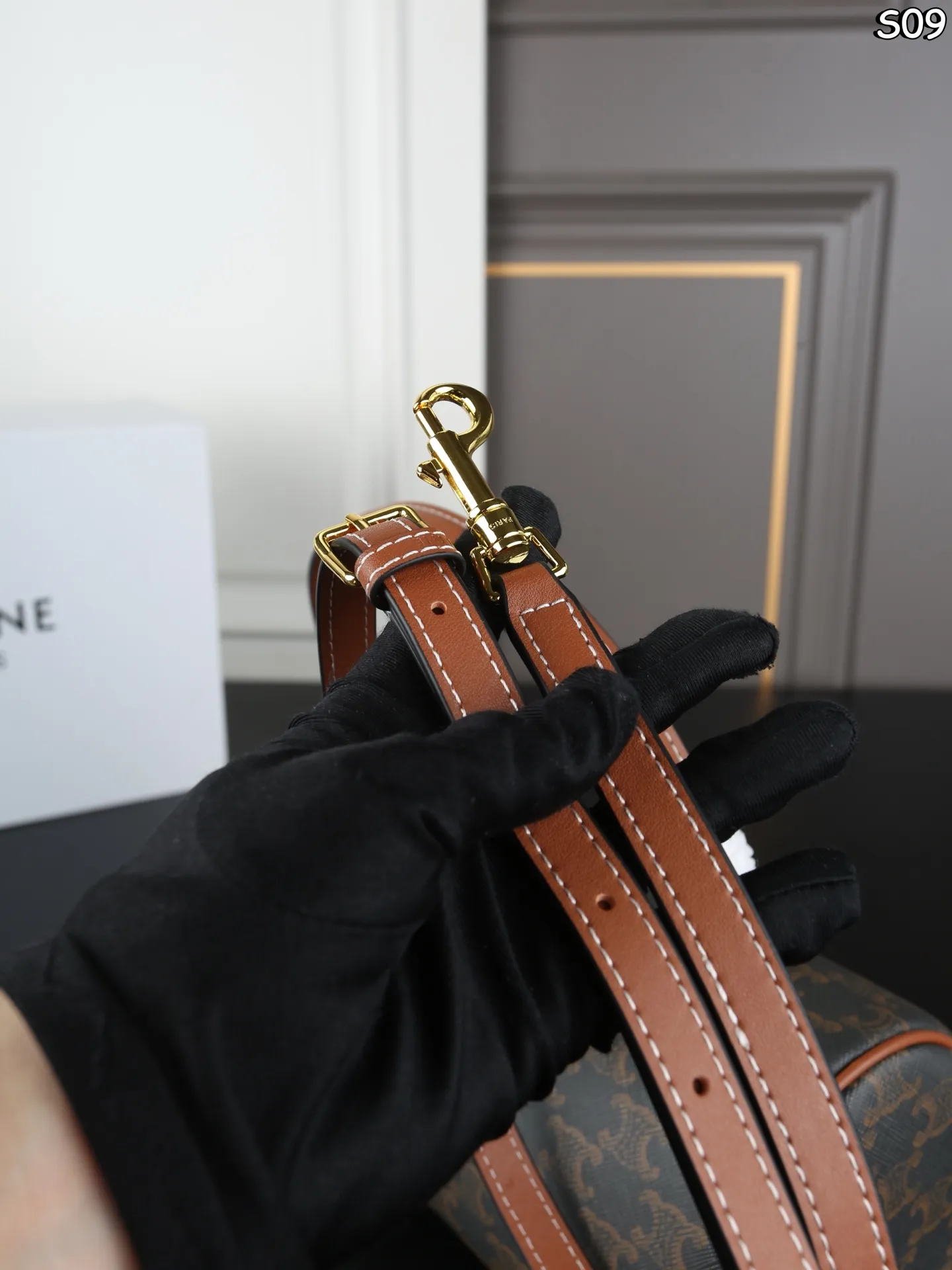 P155 折叠盒 CELINE赛琳 Triomphe CYLINDER 老花 圆筒包 手提包 CELINE老花家族新成员 CYLINDER圆柱体手提包 轻便舒适 经典老花配色 🉑手拎🉑肩背 简直是深得我心 自重特别轻便的同时包型也都别出心裁 像这款长手柄的CYLINDER我都能想象到秋冬了手腕在驼色羊绒大衣上会有多么的精彩绝伦 尺寸：26&times;13