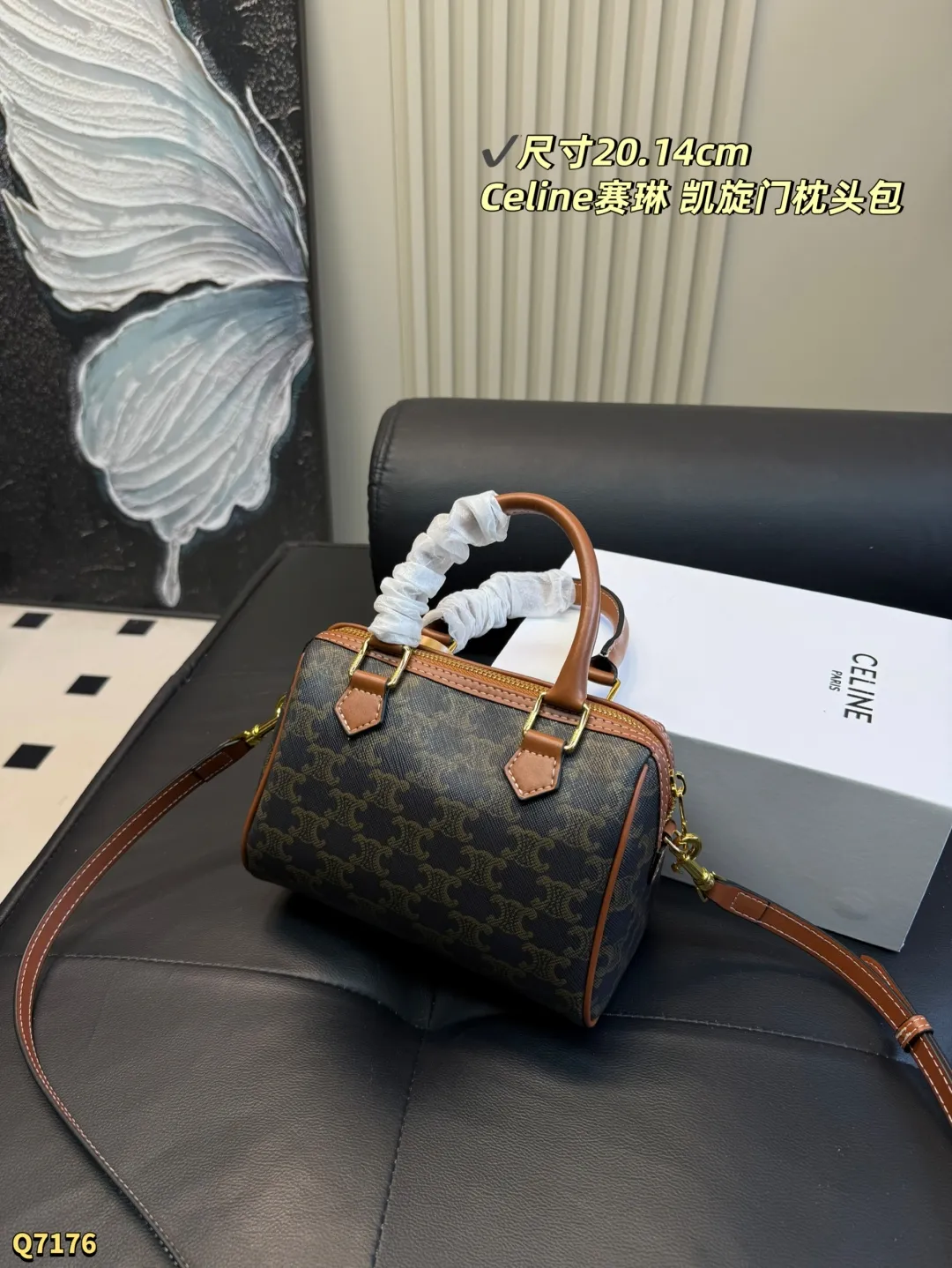 💰155 配盒带丝巾 尺寸：20.14cm CELINE赛琳凯旋门小号波士顿老花枕头包 lisa同款~小号比mini更实用更日常！ 凯旋门老花复古感十足，不易过时！手拎可盐可甜，单肩又欲又酷~，既实用又时尚，盘它! 非常能装的包型，自带复古感，秋冬适配 小号容量可以放下手机 卡包 钥匙 粉饼 口红等&hellip; mini可爱 也能放下女生平时用到的化妆品