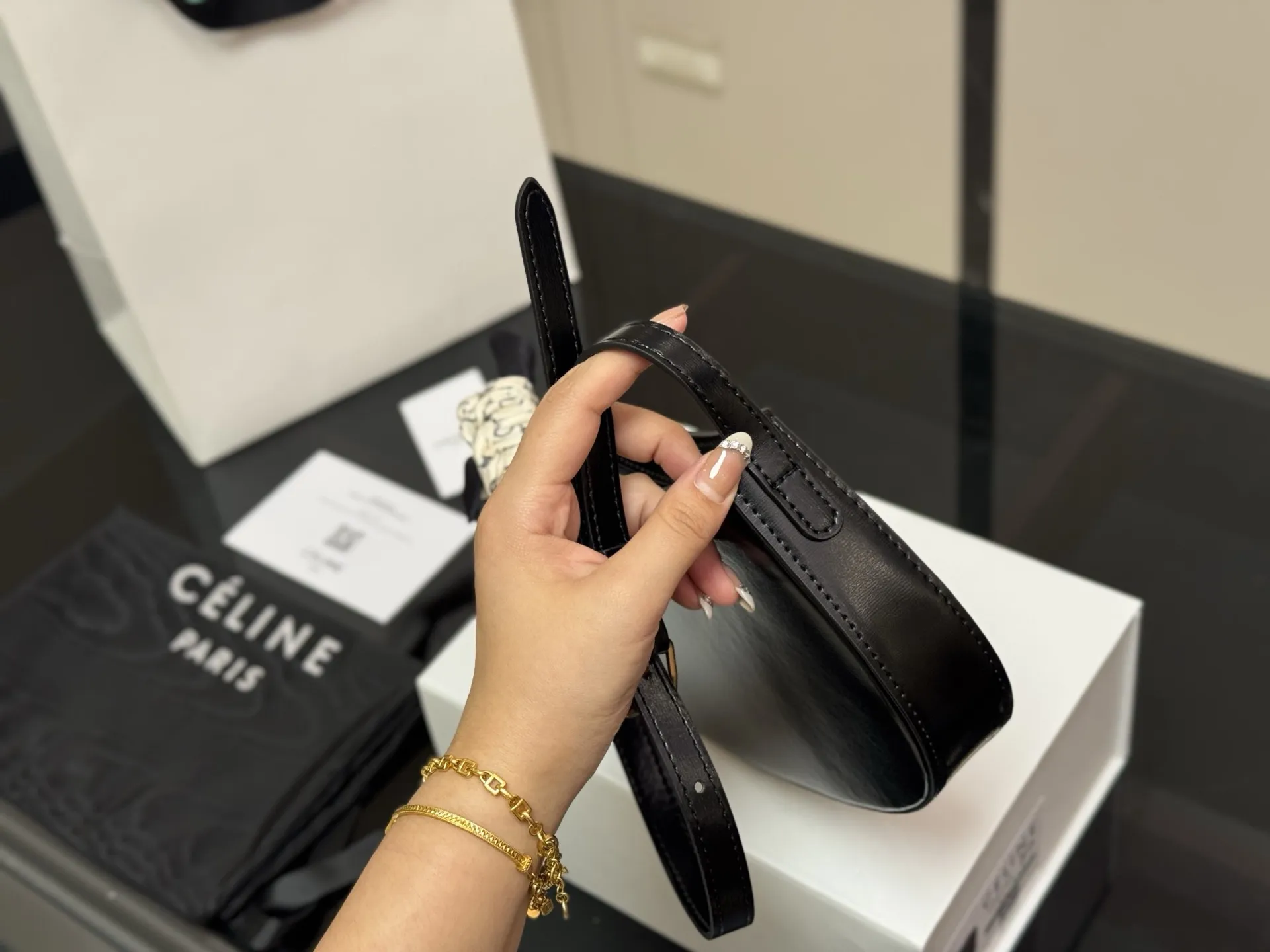 &yen;160 配盒 size：23*13cm celine tilly 好看又好用的包 2025新款小可爱Tilly 复古性感百搭小包 赛琳不容错过！！ ⚠️牛皮皮质