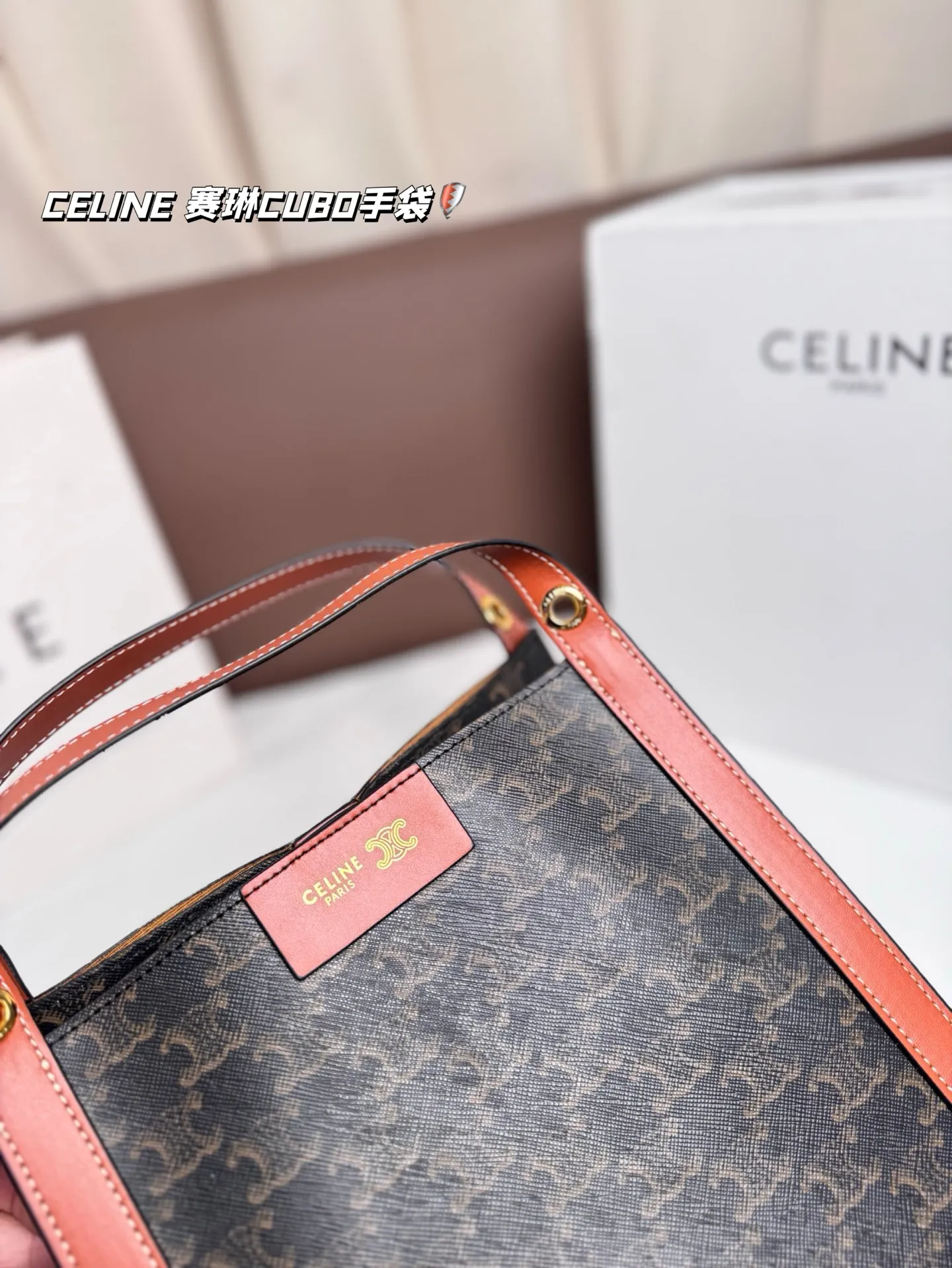 P185 配折叠盒 CELINE 赛琳CUBO手袋，日常通勤，休闲都超实用!手提，个性满分~内部空间超能装，水杯，手机，化妆品统统搞定，轻便耐用，时髦又百搭，日常出街必备! 尺寸 23*22
