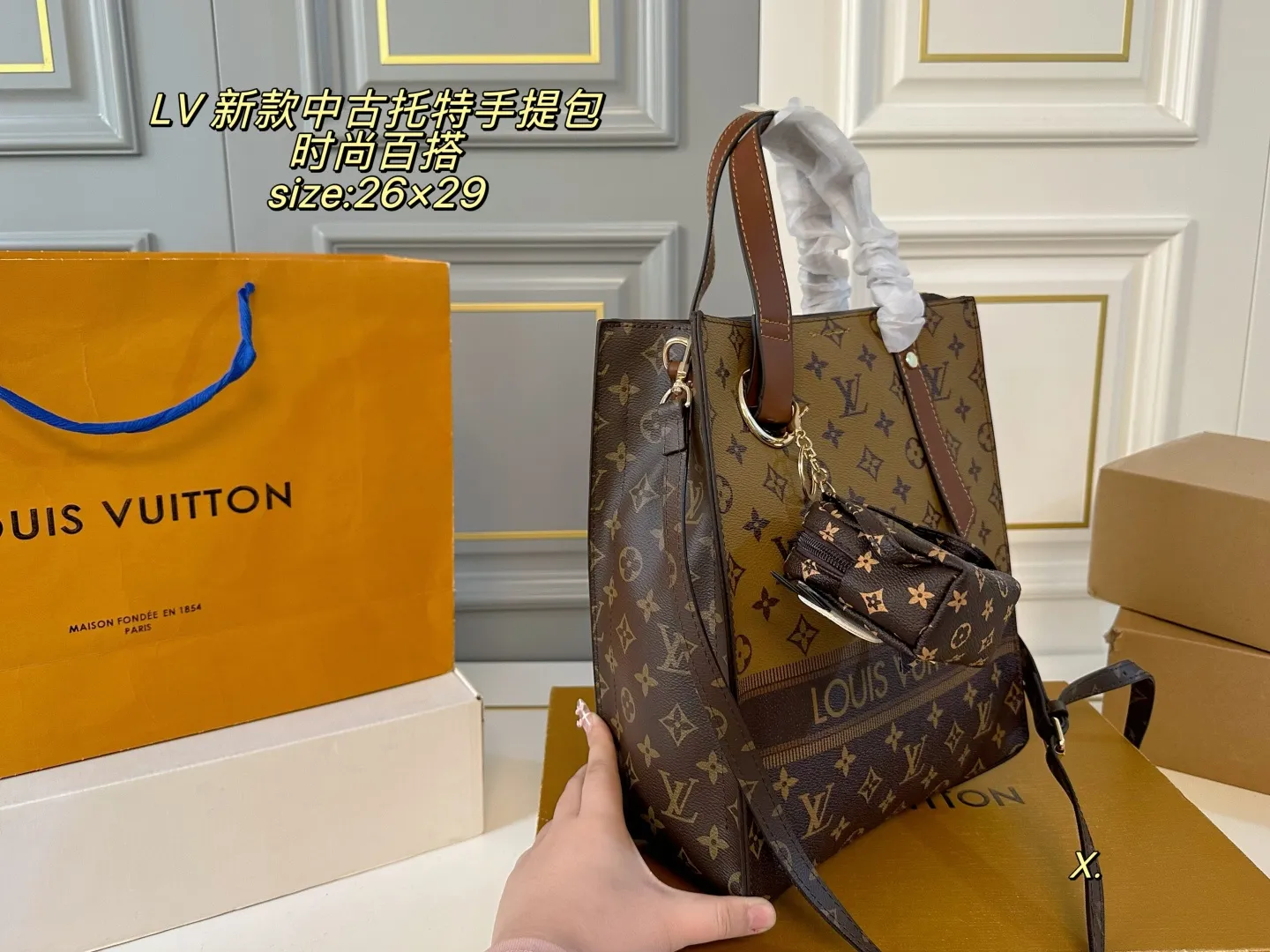 P135（无盒➕挂件） size：26&times;29 LV路易威登新款中古托特手提包💕 经典老花设计，浓浓的复古风情！ 拉链开合 配长肩带，多种背法 随意搭配，时尚而实用的小众款式✅