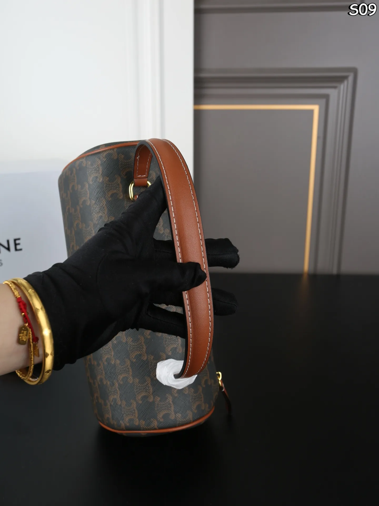 P155 折叠盒 CELINE赛琳 Triomphe CYLINDER 老花 圆筒包 手提包 CELINE老花家族新成员 CYLINDER圆柱体手提包 轻便舒适 经典老花配色 🉑手拎🉑肩背 简直是深得我心 自重特别轻便的同时包型也都别出心裁 像这款长手柄的CYLINDER我都能想象到秋冬了手腕在驼色羊绒大衣上会有多么的精彩绝伦 尺寸:26×13