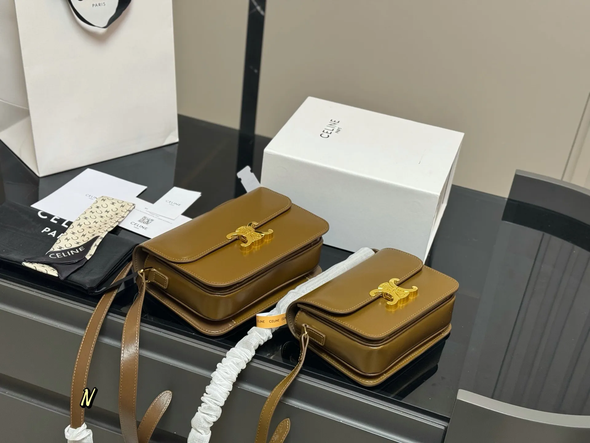 ¥185 ¥195 配折叠盒 尺寸:23cm*17(大) 19cm*15(小) 赛琳 凯旋门! 很高端!很高级! 很适合🈴️四季! ⚠️牛皮!牛皮!