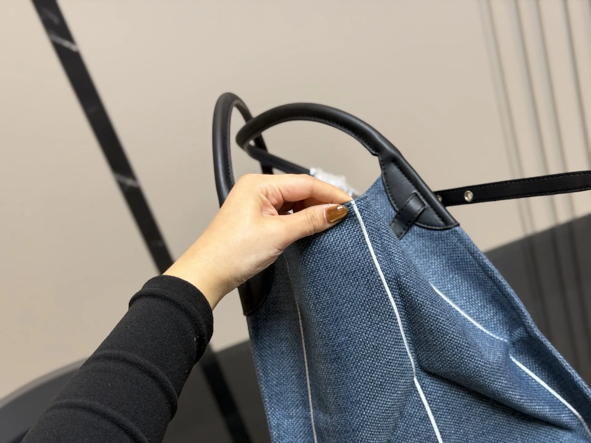 &yen;130 赛琳 belt bag鲶鱼包， 简洁的线条， 柔软包的身， 牛皮🐂品质！ 成为经典款IT bag之一 尺寸：32.31cm