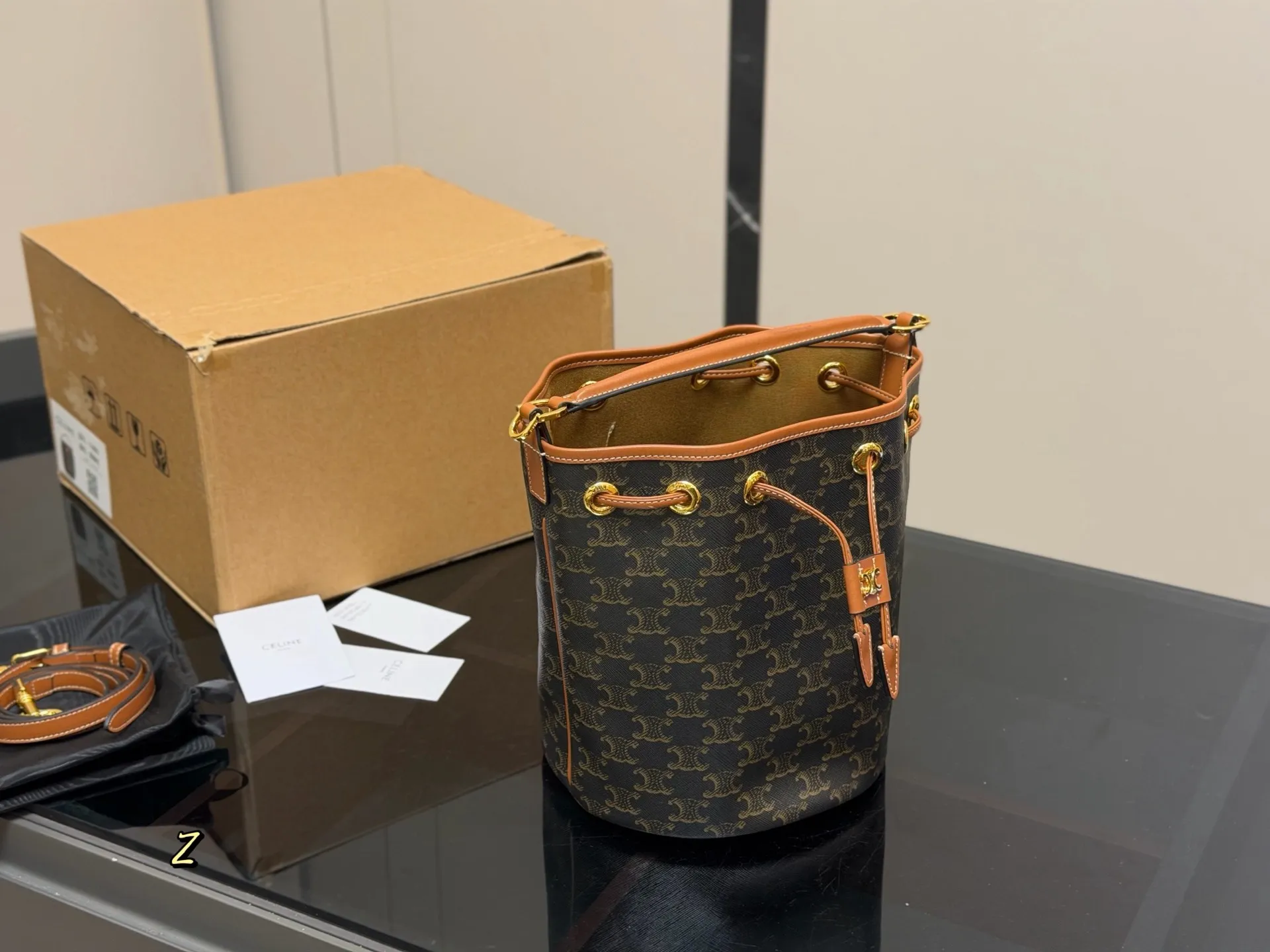 ¥175 配盒 size: 20*23cm Celine 水桶包新款赛琳 一直很喜欢老花的包 经久耐看 复古印花图案 有着高颜值的复古文艺气息