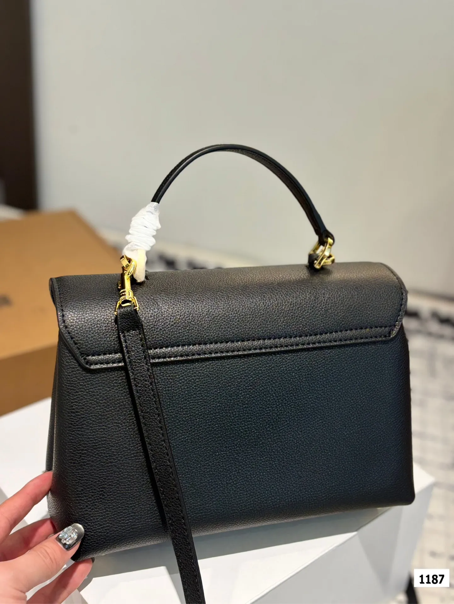 P185-p175 配盒子 Celine一眼心动V赛琳最新款凯旋门] 赛琳最新款凯旋门手提包 长方形的轮廓复古感满满~ 随便穿什么搭配这个包都是高级风 尺寸：25 18 20 14