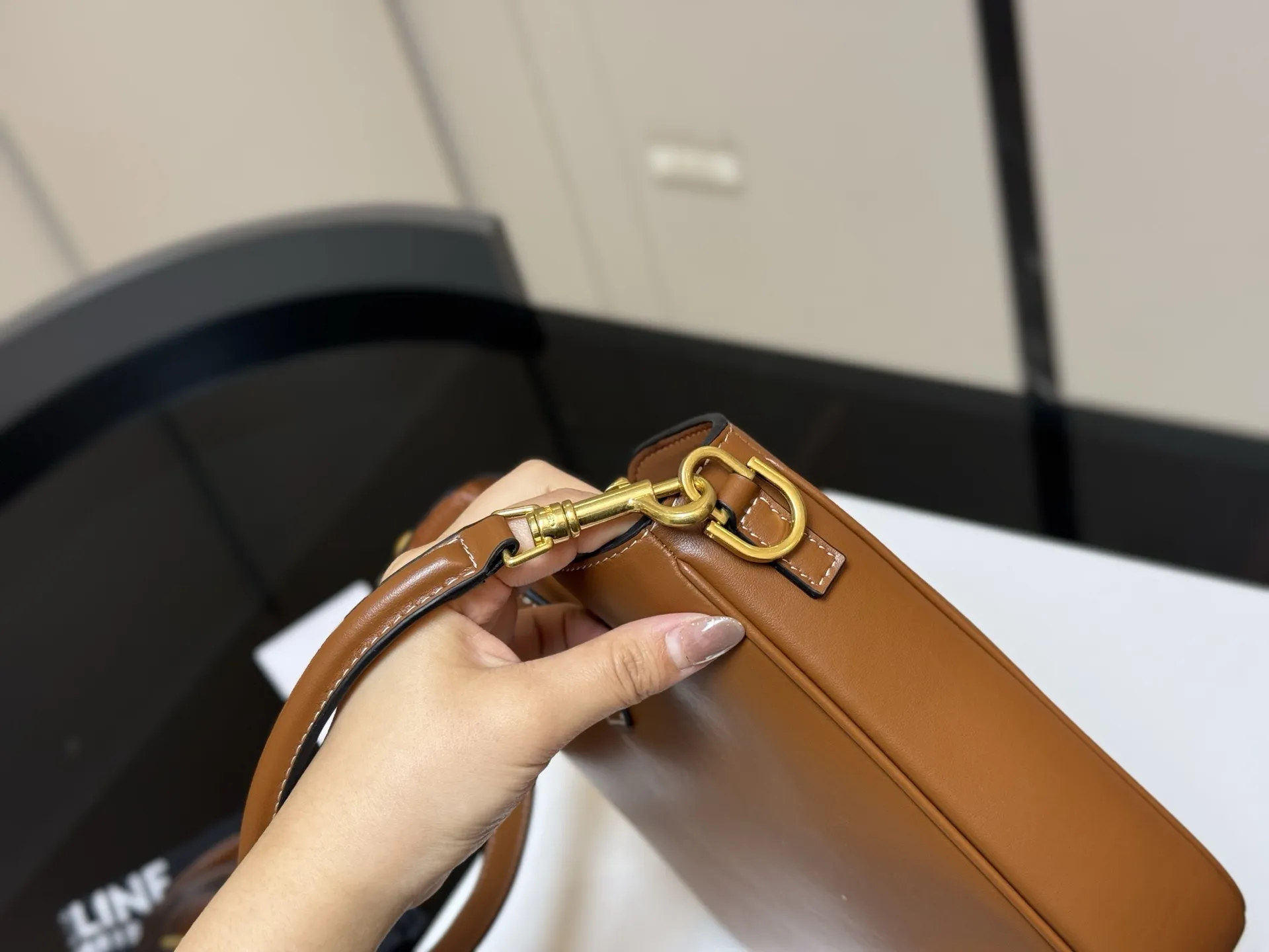 ¥190 折叠盒 size:24.21cm celine 赛琳ive新品托特包, 延续凯旋门 复古斜挎 , 耐看新款一点都不老套。