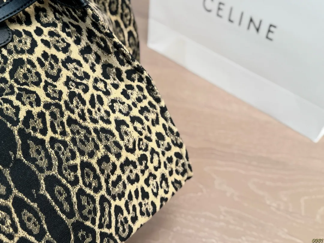 ¥200 赛琳Celine 豹纹托特包 设计超有质感 充满轻松休闲气息 尺寸:32 28 28