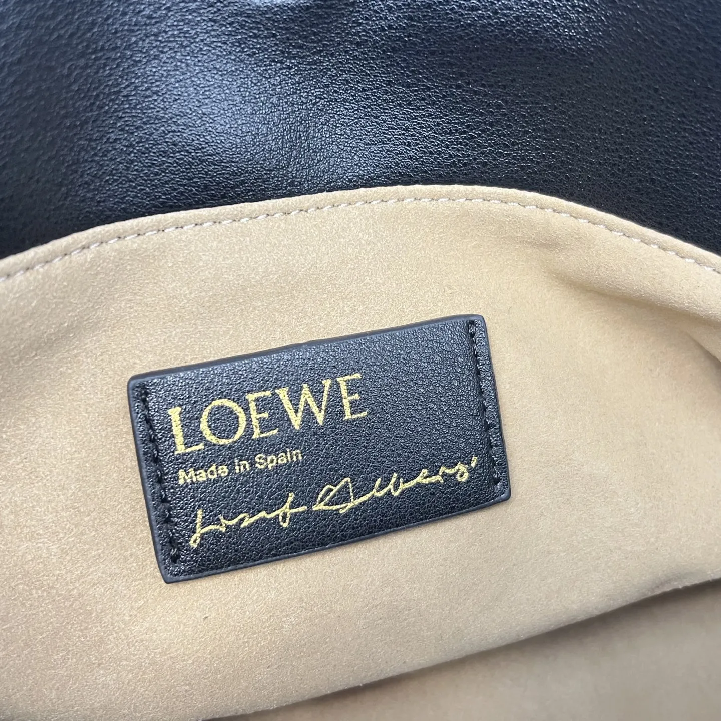 💰248包邮❗ 拼色 𝑳𝒐𝒆𝒘𝒆 Flamenco 福袋 可手提可斜挎 平纹牛皮 拉绳收紧 并打上标志性的盘绕结, “肩背 斜挎或手拿*可拆卸和可调式肩带*隐形式磁扣开合 尺寸 大号:29-24-10 cm ❌不退不换慎重下单❌