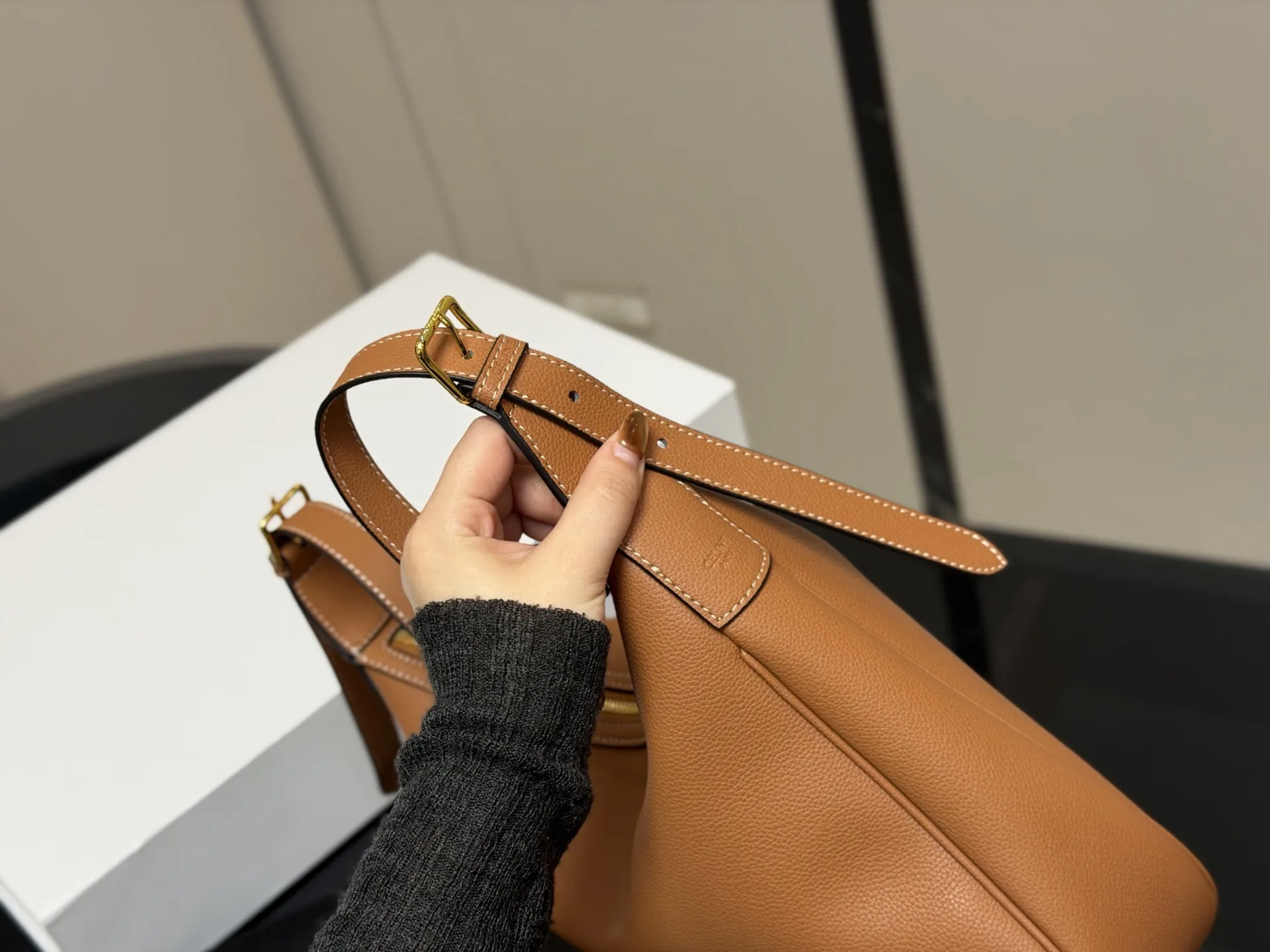 ¥185 配折叠盒 size:29.27cm celine 赛琳新品发布hobo腋下托特 延续凯旋门 复古斜挎 , 耐看经典一点都不老