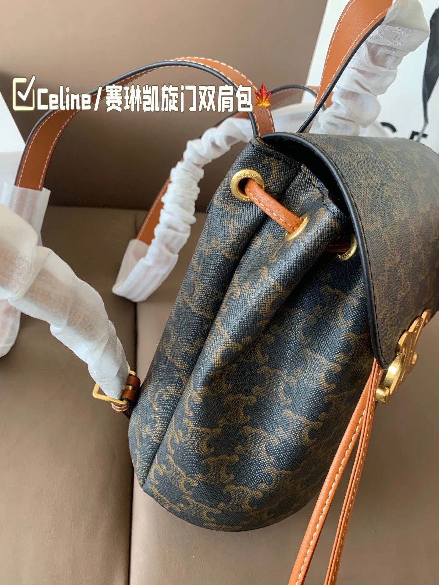 P150 Celine/赛琳TRIOMPHE 凯旋门老花双肩包Lisa同款 将复古元素与一向拿手的利落线条 尺寸18*23 折叠盒