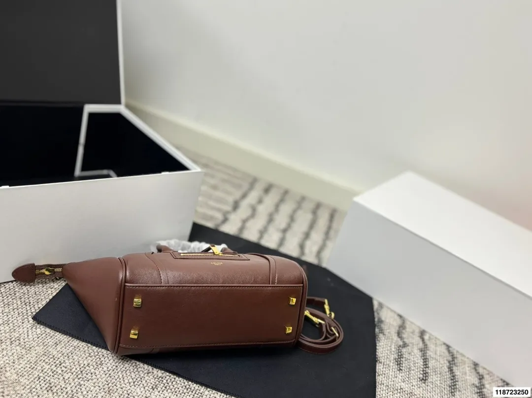 p240 尺寸25&times;19折叠盒 CELINE 赛琳New Luggage 手袋笑脸包 通勤休闲都很适合。 手提斜挎都OK，实用又优雅，CELINE经典